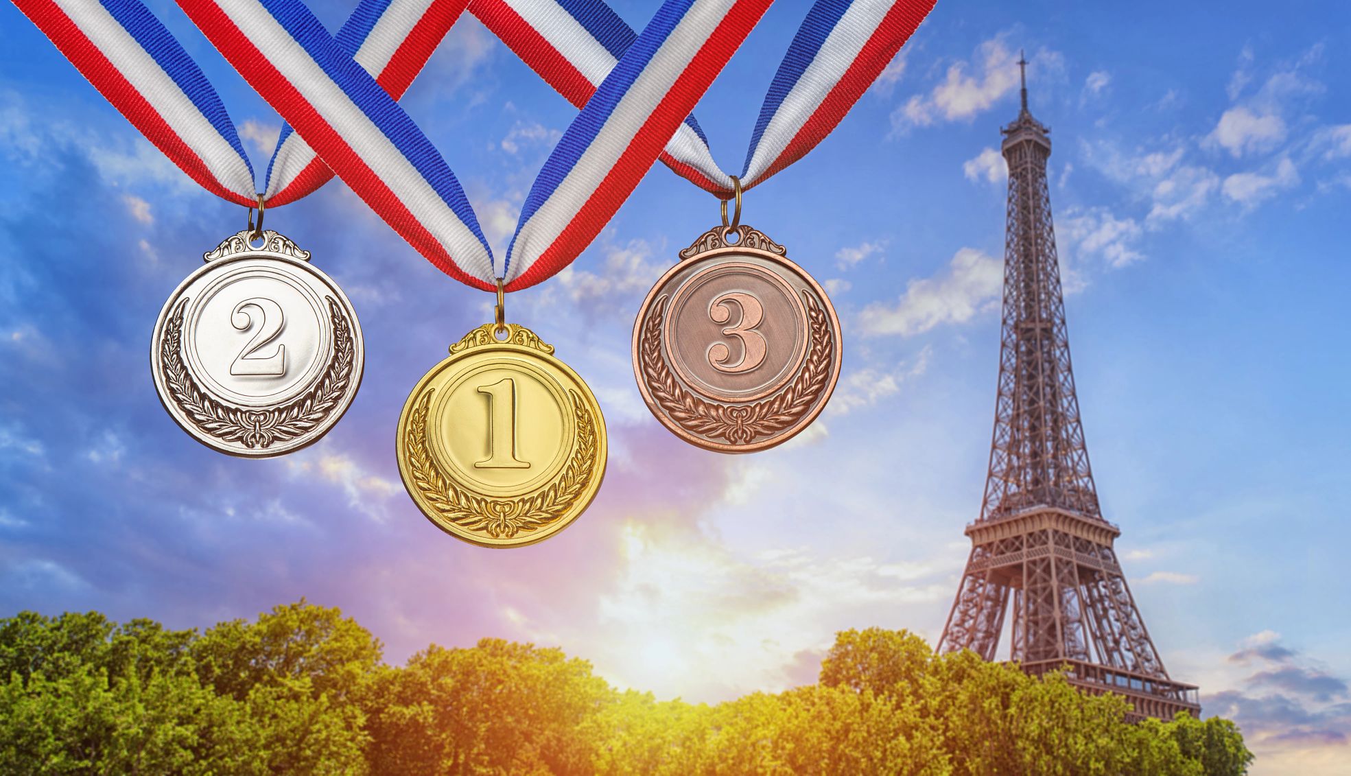 Torre Eiffel frente a un cielo azul con medallas de oro, plata y bronce colgando desde la parte superior del marco.