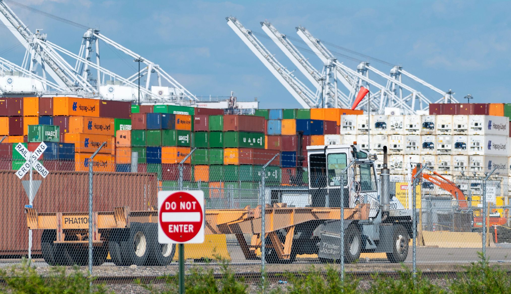 cajas y equipo en un muelle