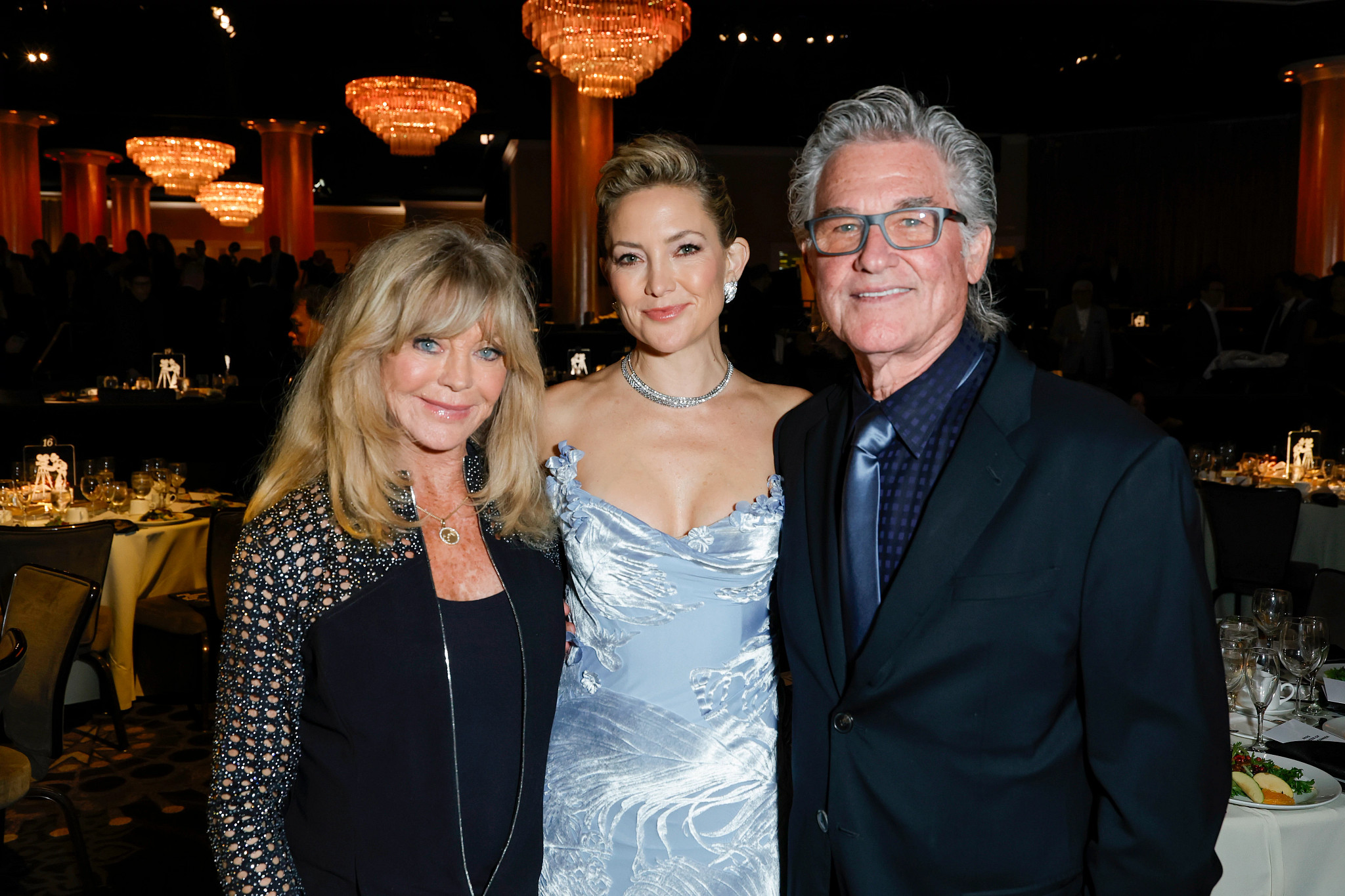 kurt russell, goldie hawn and kate hudson posing together as a family