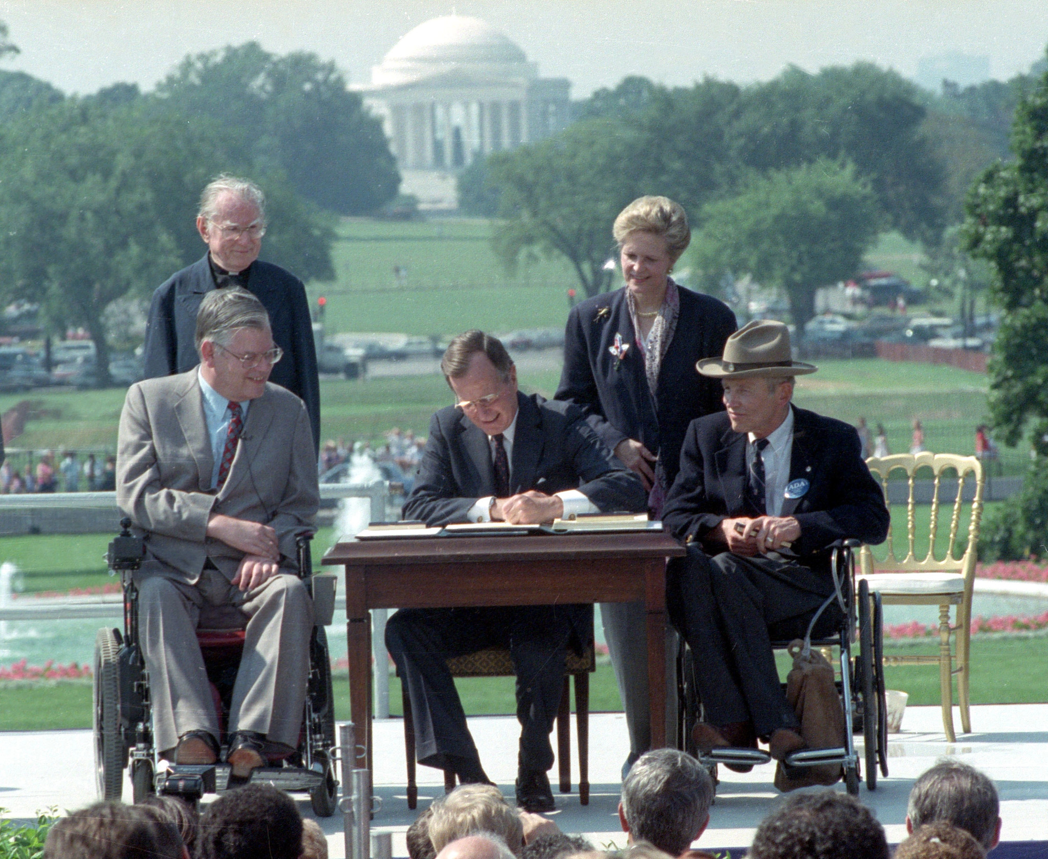 El presidente George H.W. Bush firma la Ley de Estadounidenses con Discapacidades (ADA).