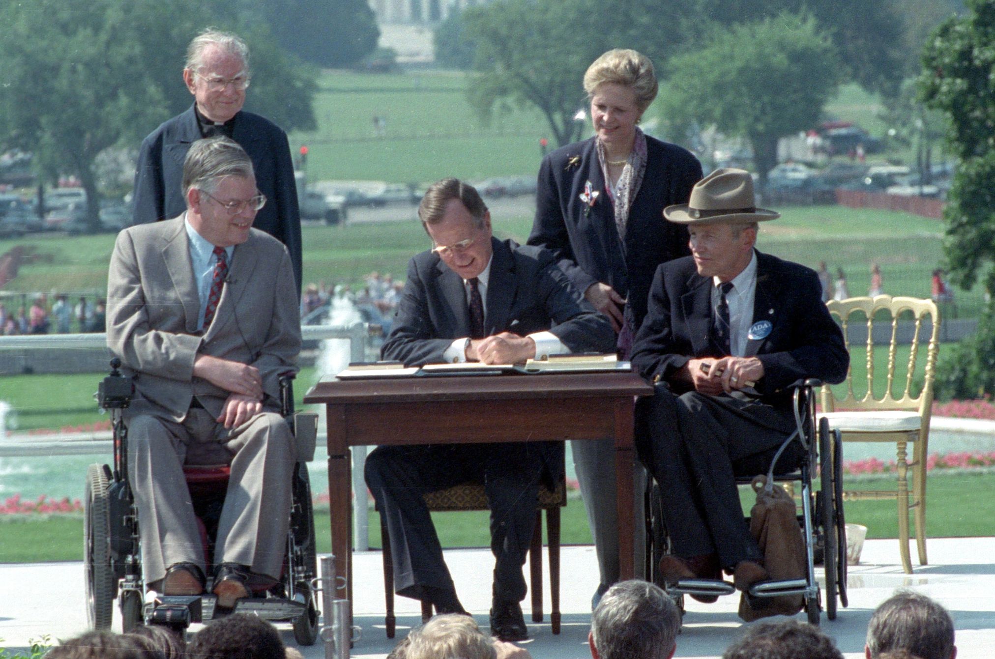 El presidente George H.W. Bush firma la Ley de Estadounidenses con Discapacidades (ADA).