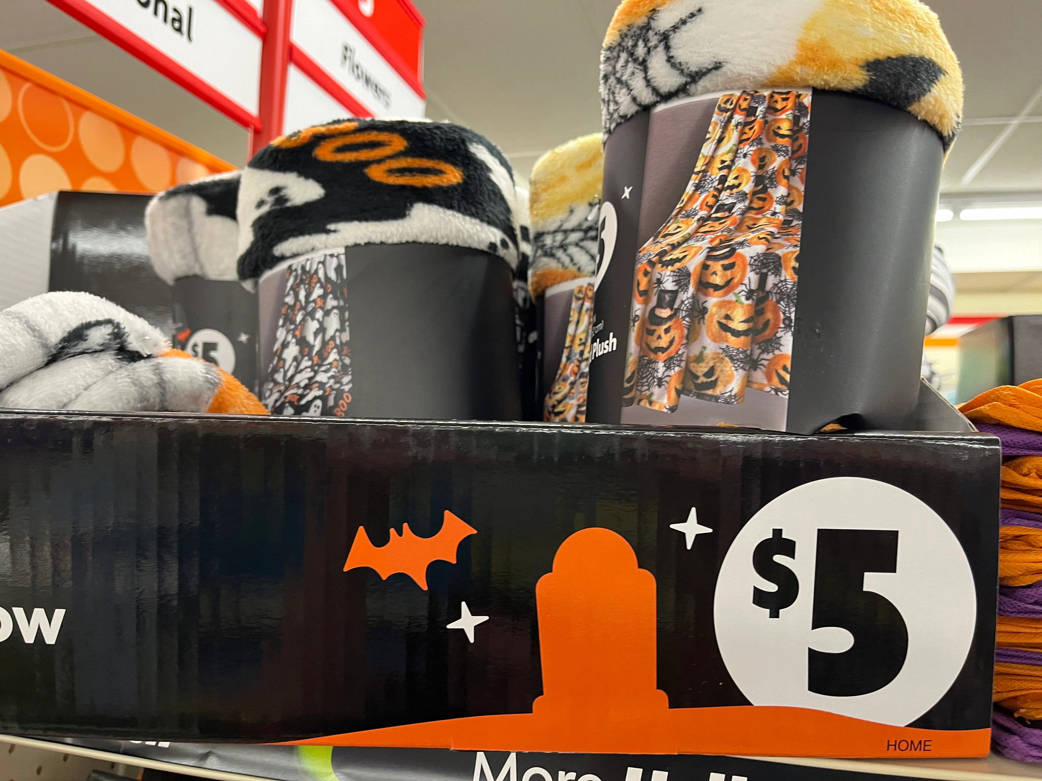 Mantas de Halloween en un estante de una tienda