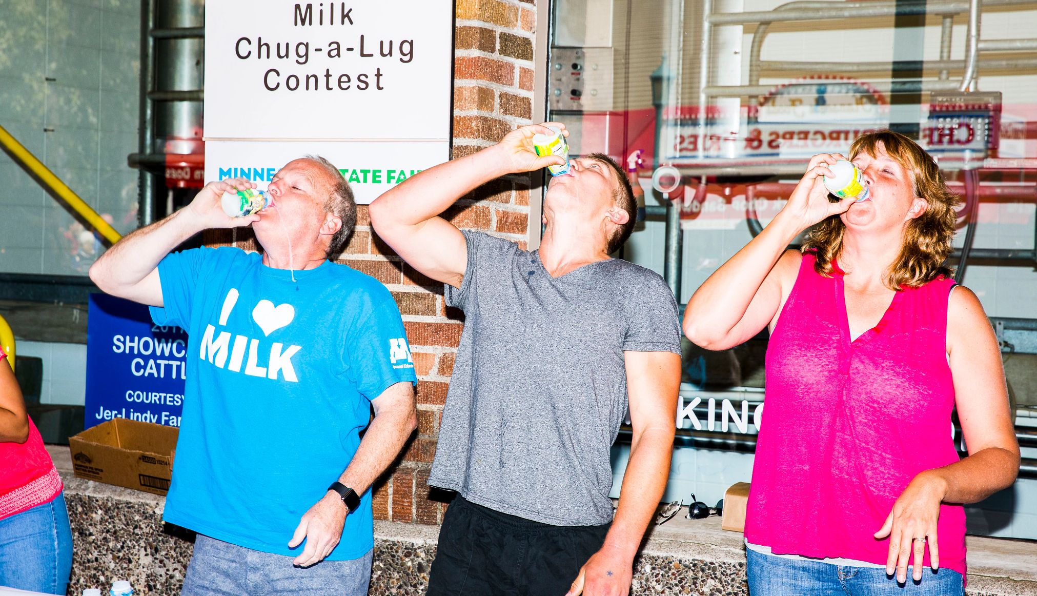 Tres personas beben leche en la Feria estatal de Minnesota