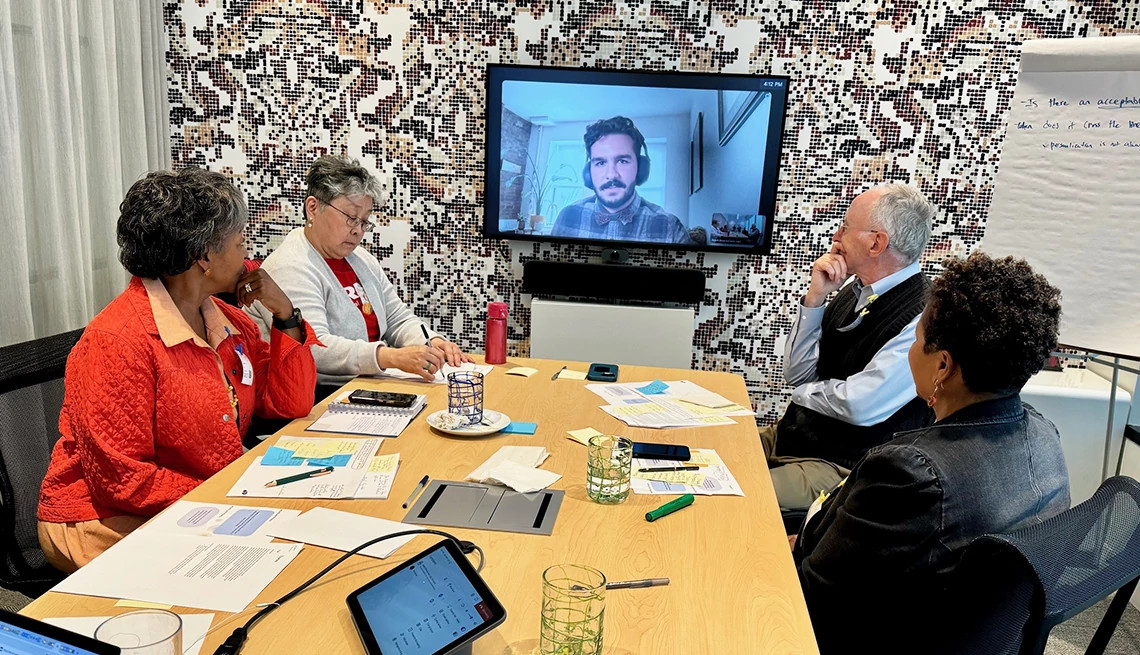Voluntarios de AARP y diseñadores de Google en un taller de dos días en Washington, D.C
