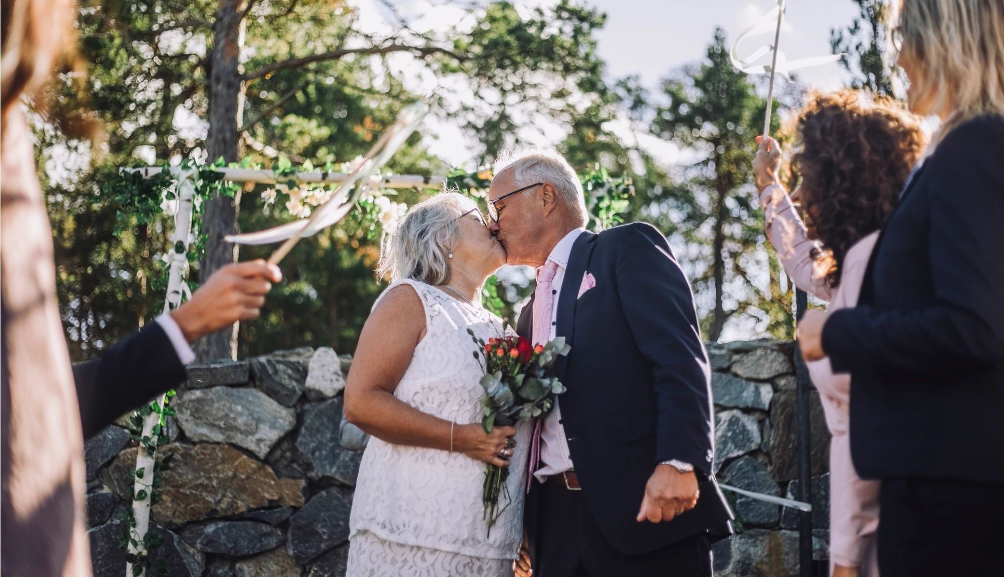 Cómo fusionar tus finanzas después de los 50 años Una pareja recién casada
