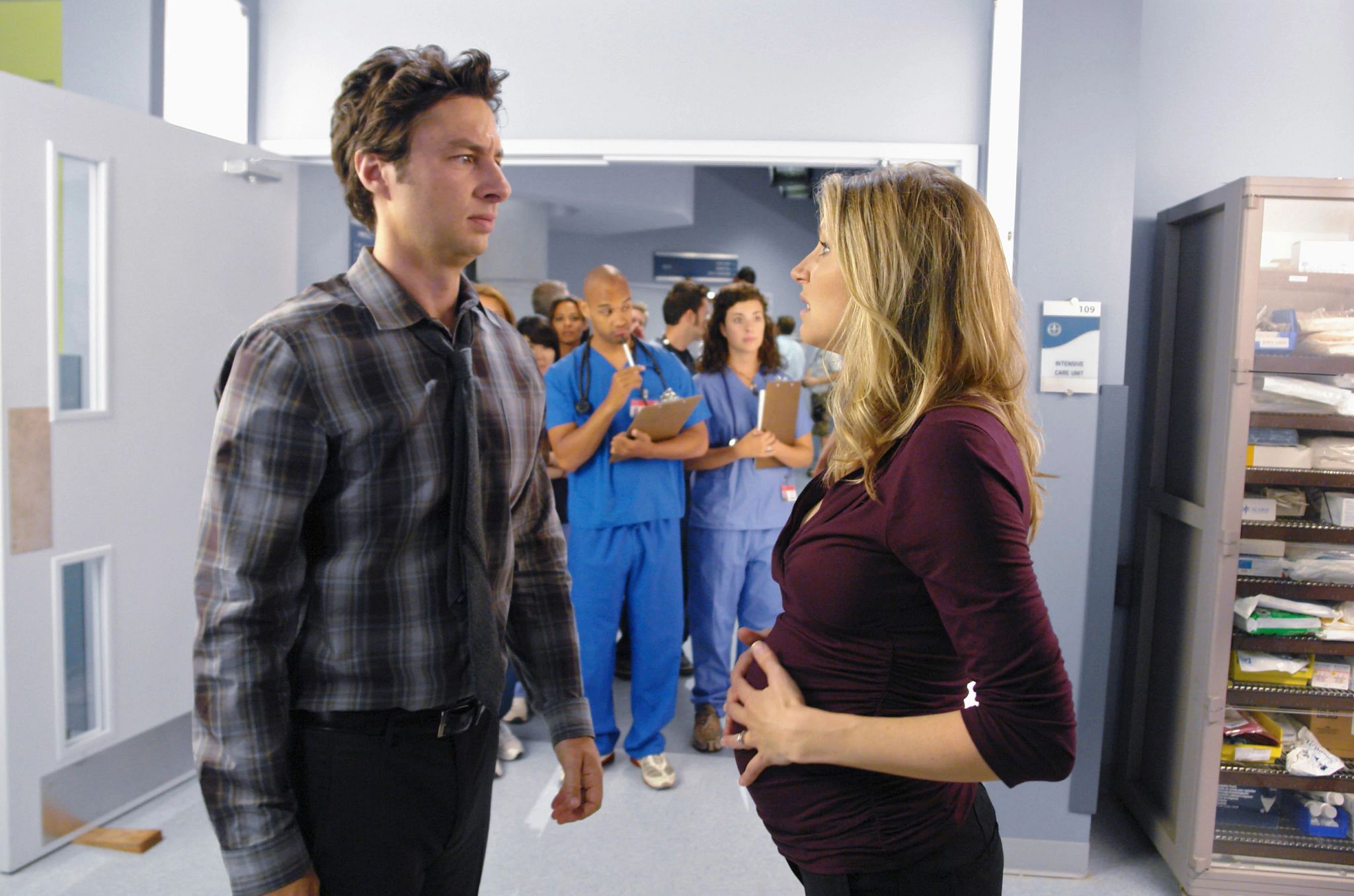 Zach Braff encontra 'liberdade' ao completar 50 anos Zach Braff e Sarah Chalke em uma cena de esfrega