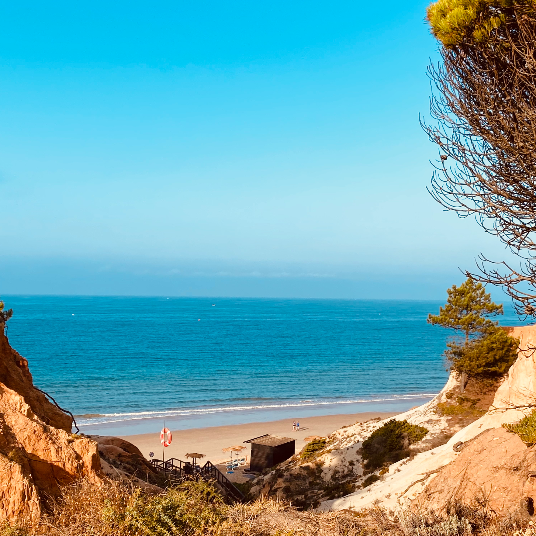 vista aérea de una playa en la región del Algarve en Portugal