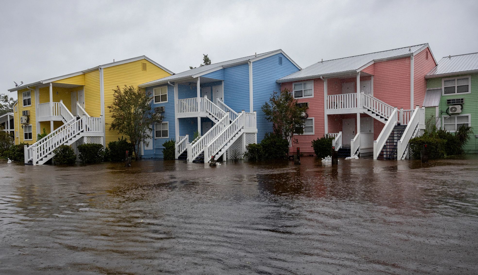 Casas en medio de una inundación