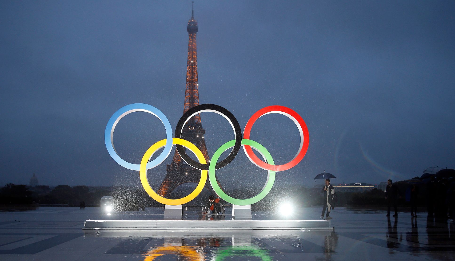 Los anillos olímpicos frente a la torre Eiffel.