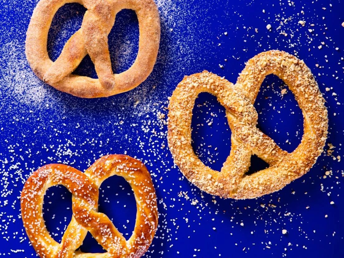 Pretzels de Auntie Anne sobre fondo azul