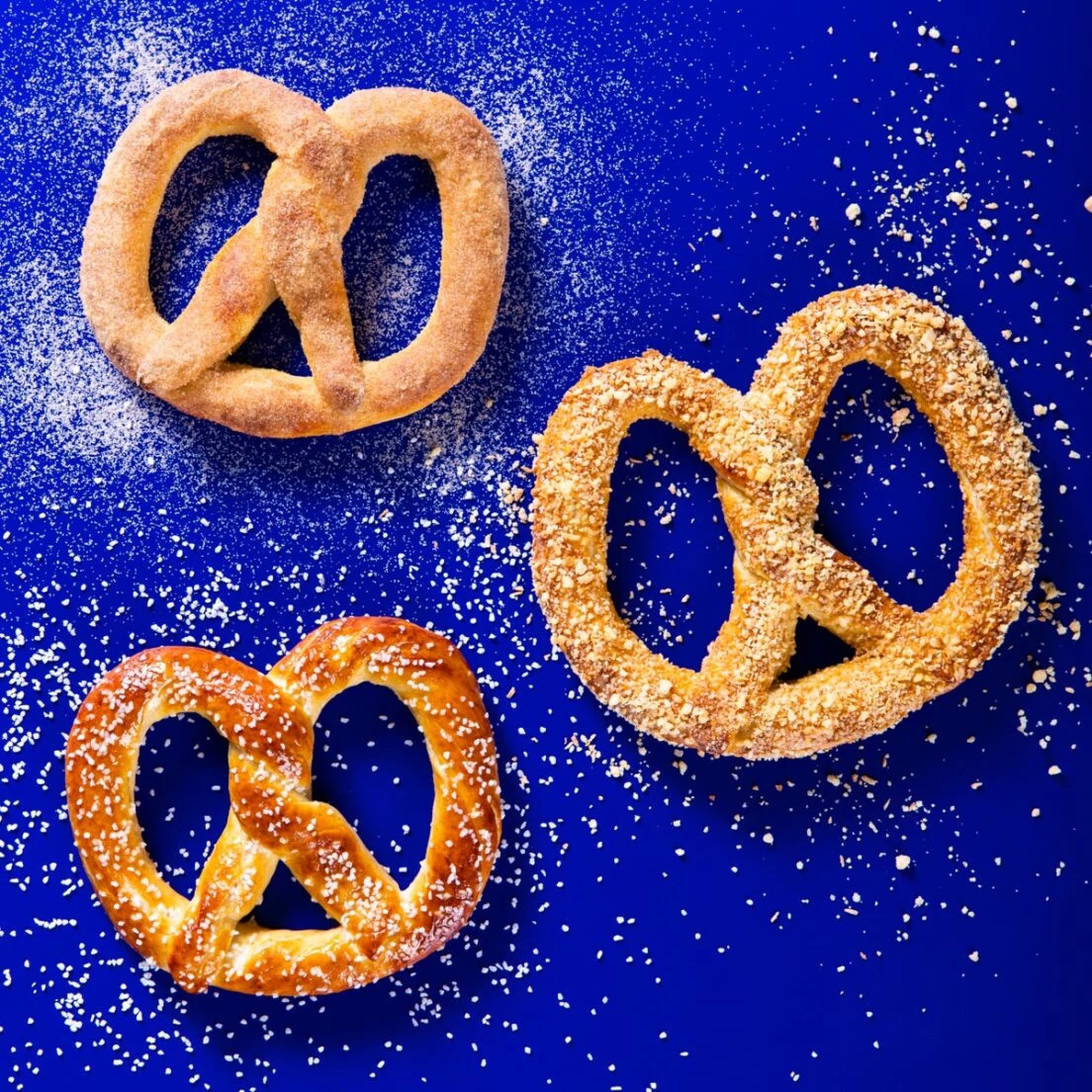 Pretzels de Auntie Anne sobre fondo azul