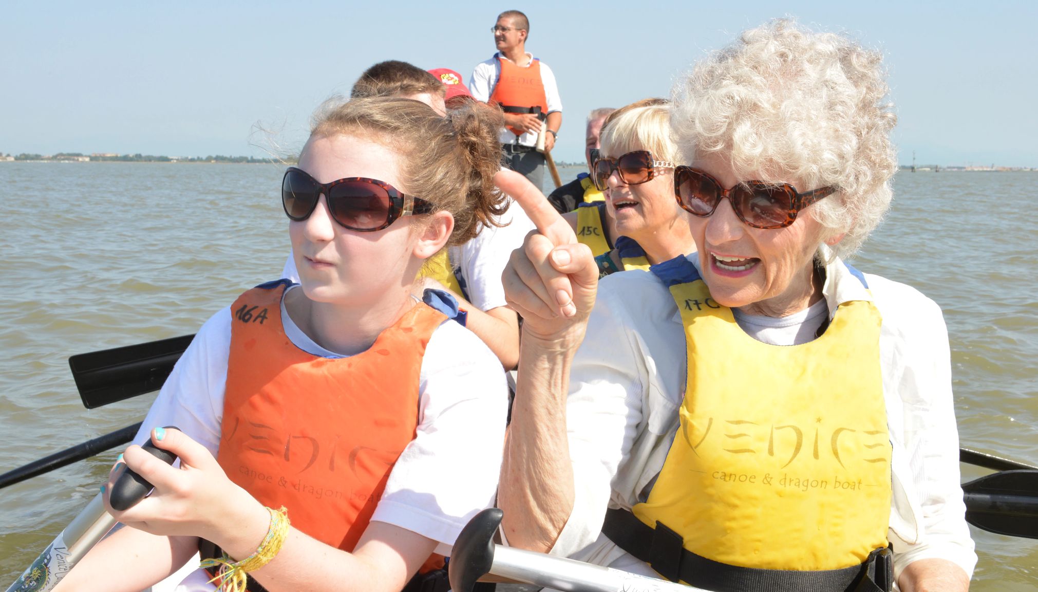 Una abuela disfruta con su nieta de un paseo en bote