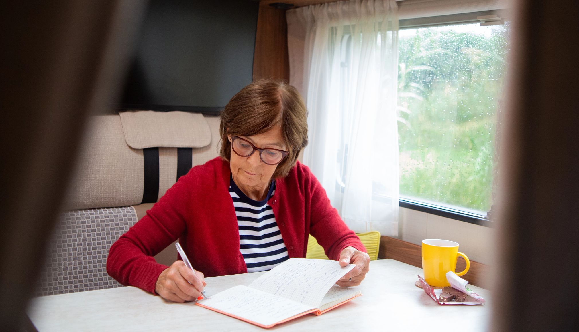 una mujer escribiendo en su diario