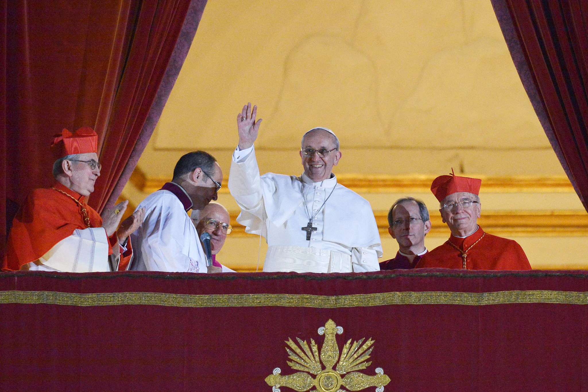 El Papa Francisco saluda a los fieles.