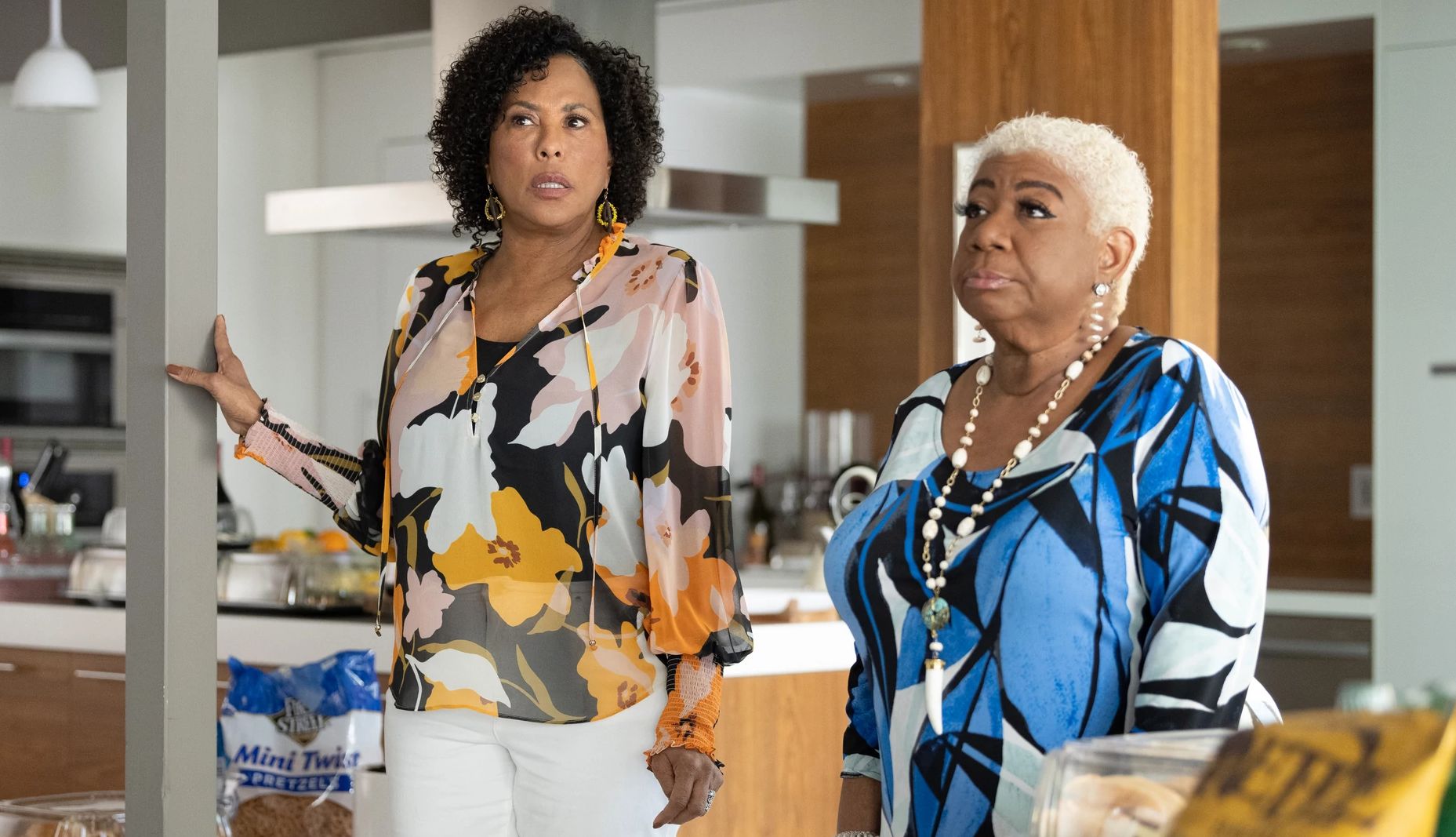 Angela E. Gibbs y Luenell en Hacks Angela E. Gibbs y Luenell en Hacks