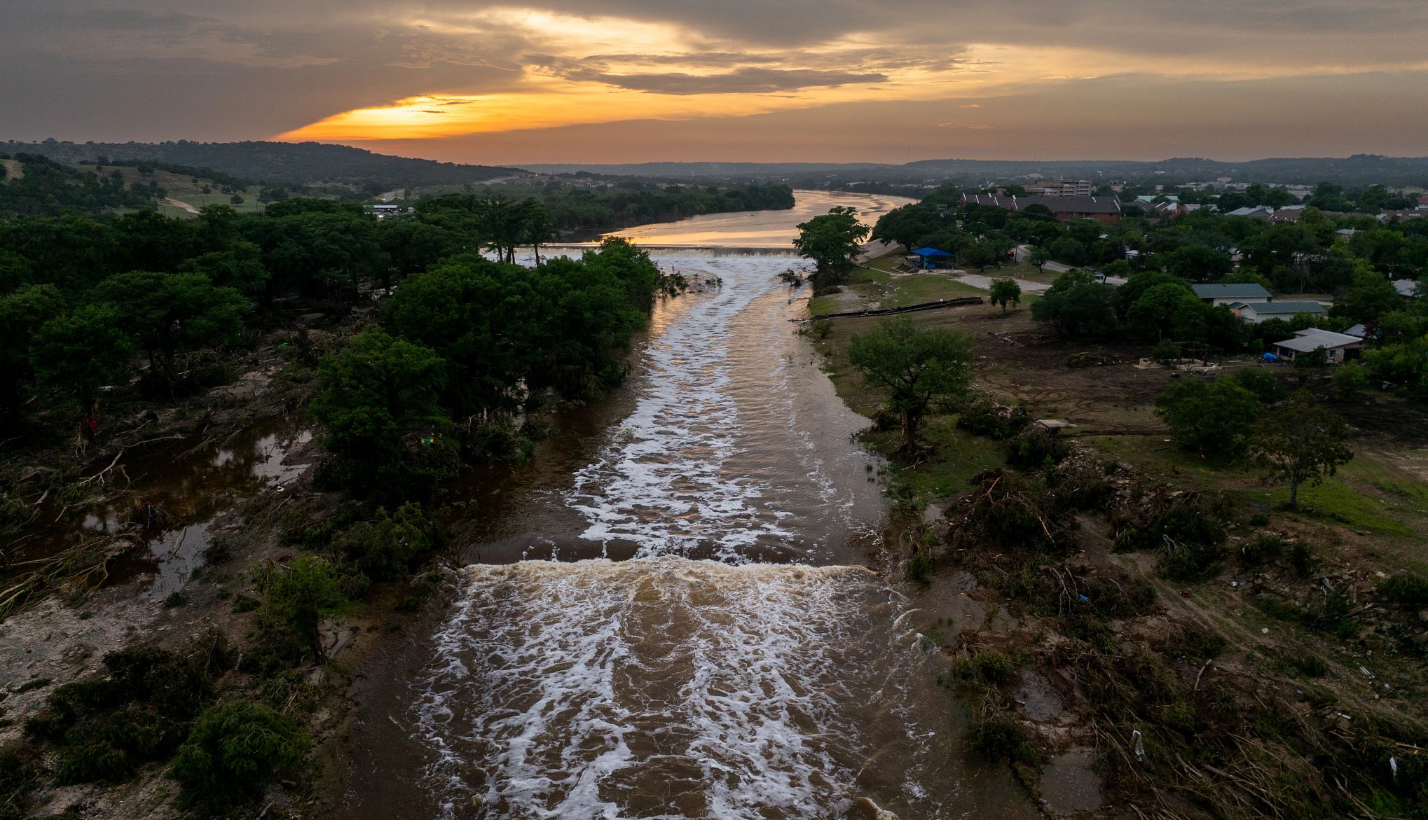 Inundaciones en Texas: mayores entre los más afectados Se observan árboles, escombros y otros daños a lo largo del río Guadalupe.