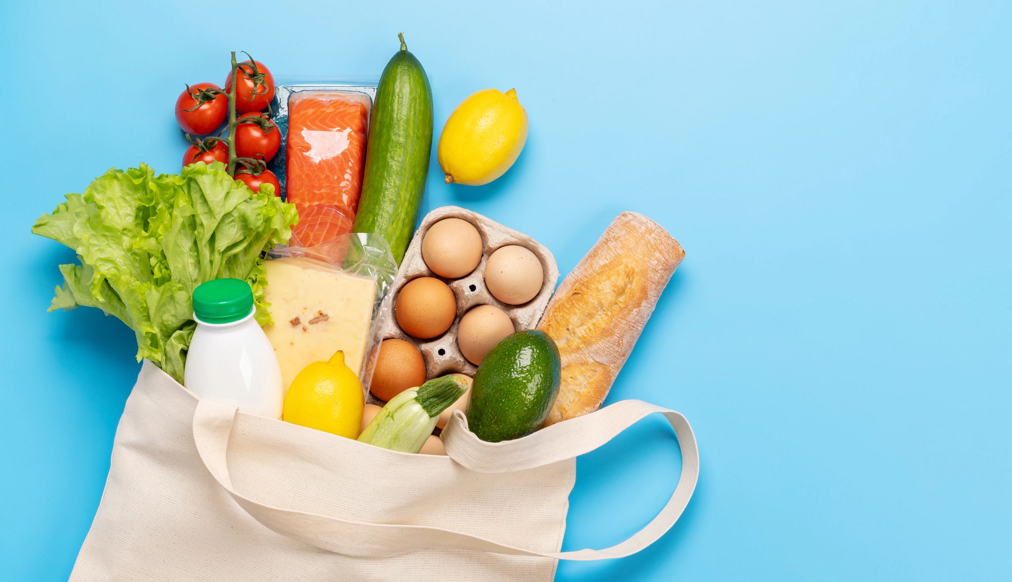 Asistencia alimentaria para adultos mayores: cómo funciona SNAP y quién puede participar foto de una bolsa de compras de supermercado llena de alimentos