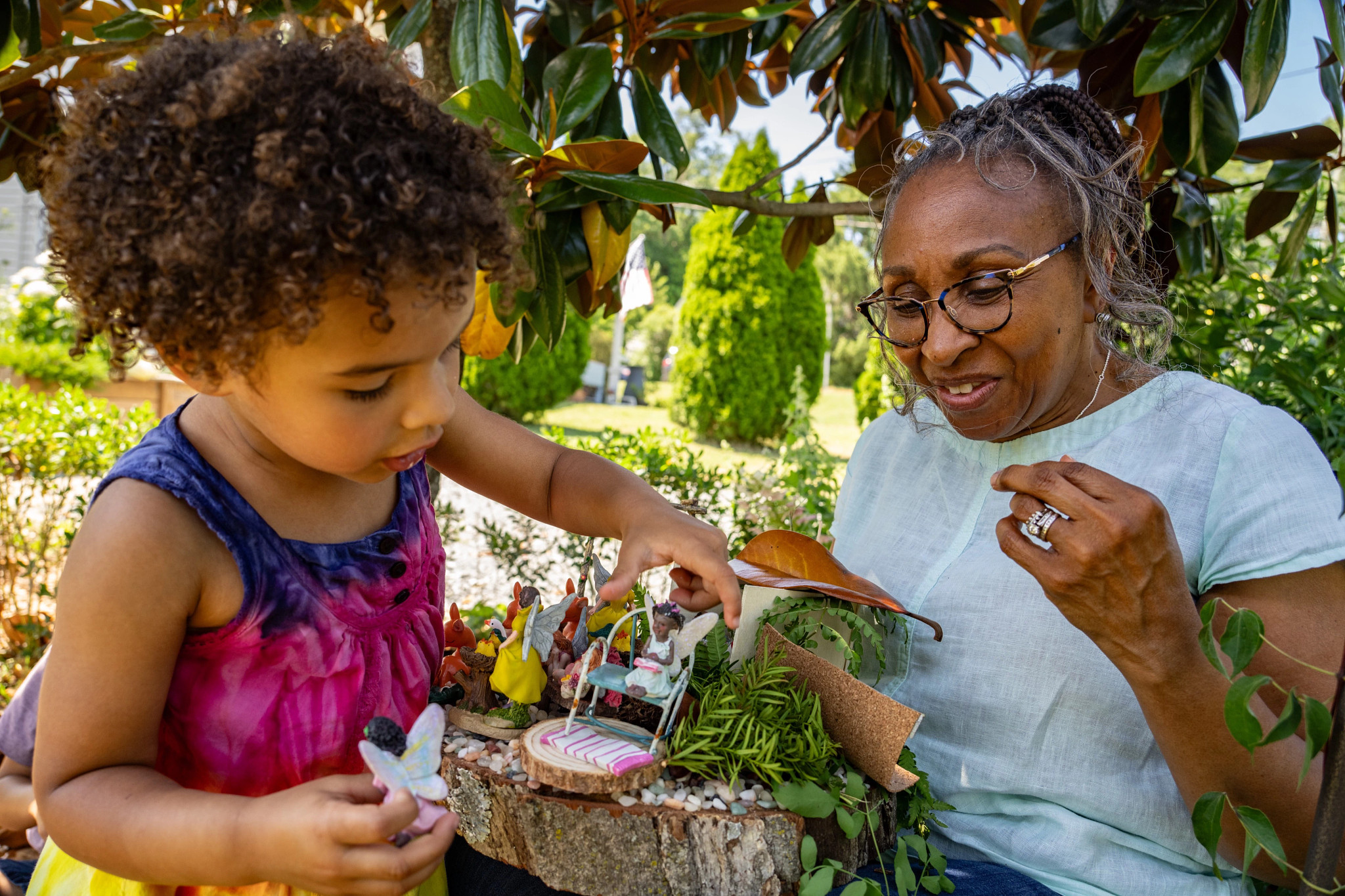 8 pasos para crear un jardín de hadas con tus nietos, image size:2048x1365