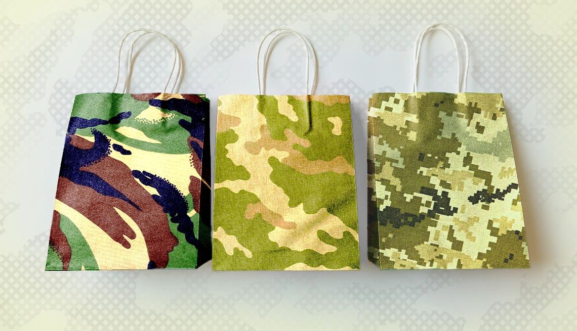 Descuentos militares para veteranos y sus familias Bolsas de compras con diseño o estampado militar.