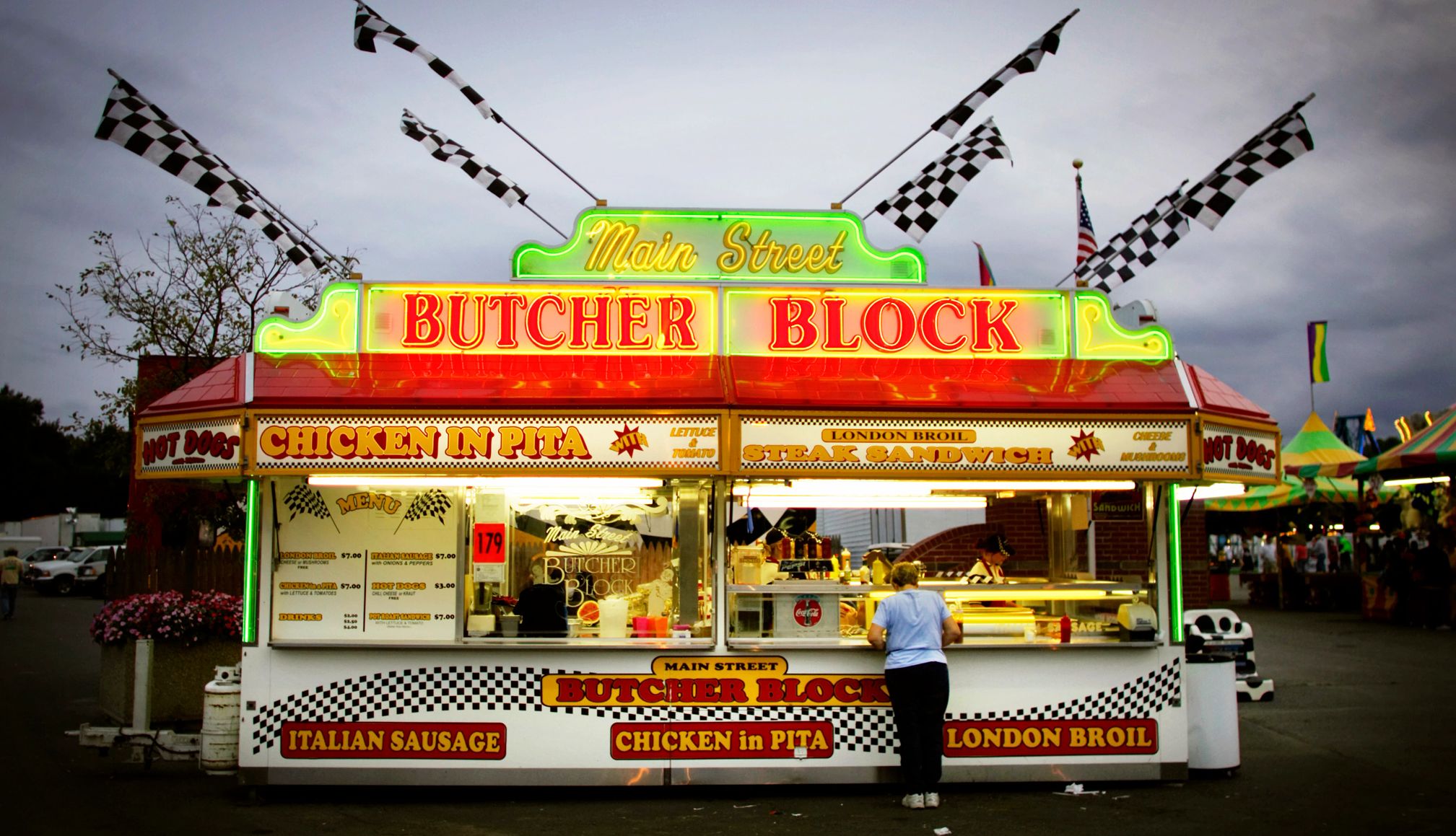 Una mujer compra comida de un vendedor en The Big E