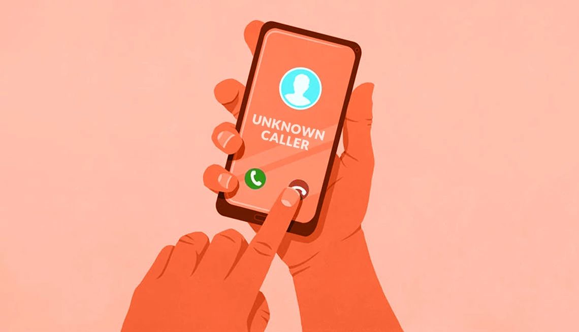 Cómo detectar una estafa telefónica Unas manos sostienen un teléfono inteligente que está recibiendo una llamada no identificada
