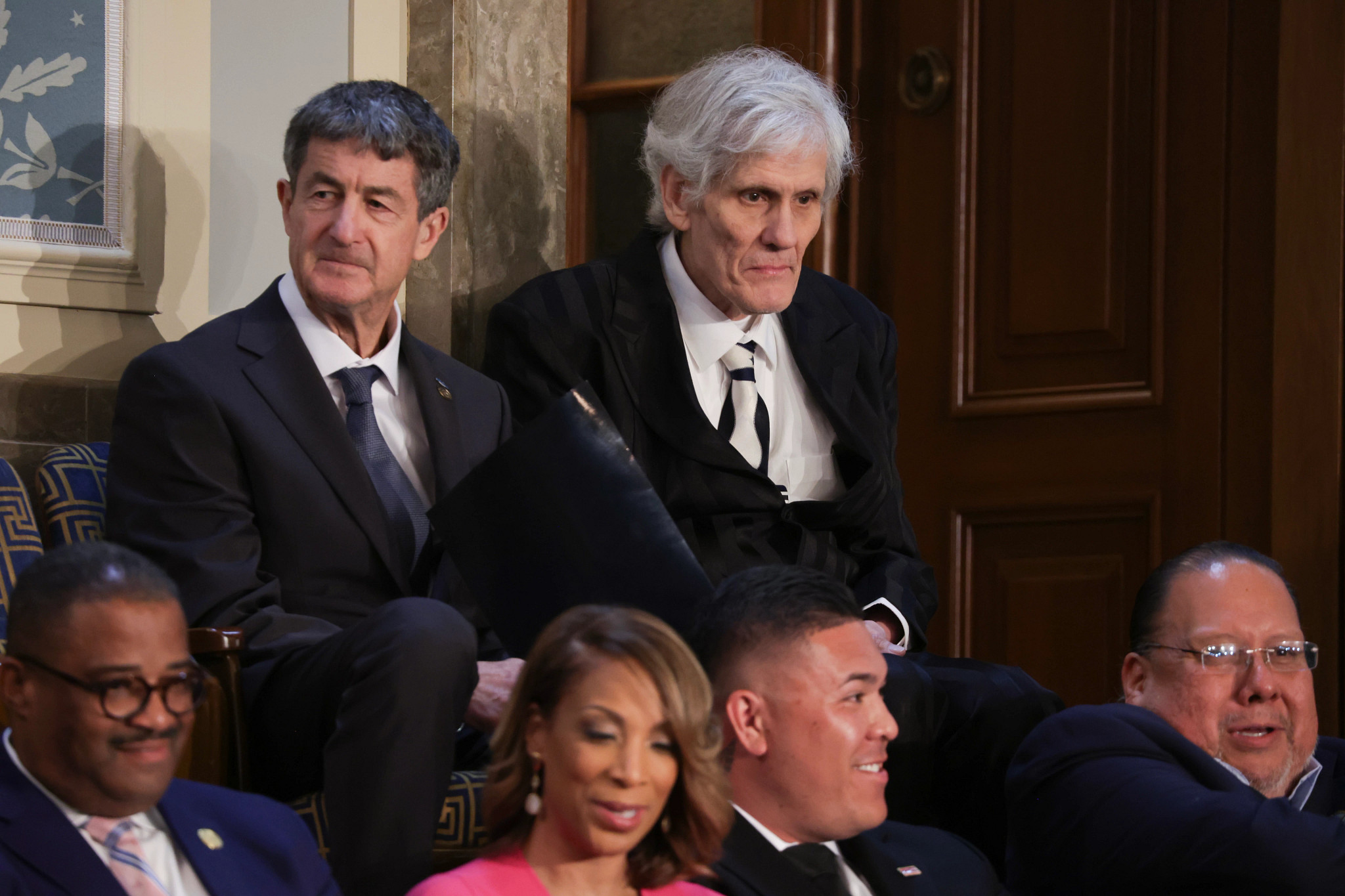 Un hombre se sienta entre la multitud durante el estado de la unión.
