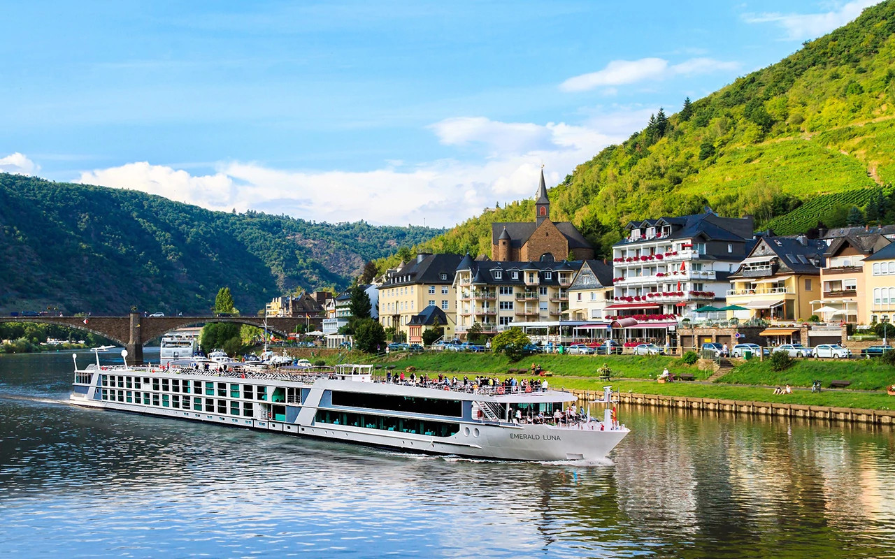 Emerald Luna on the Mosel river