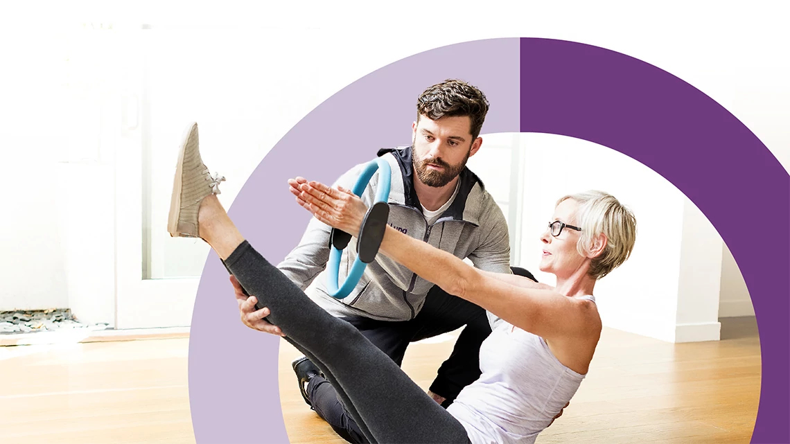 Una mujer mayor practica yoga con un entrenador. Una mujer mayor practica yoga con un entrenador.