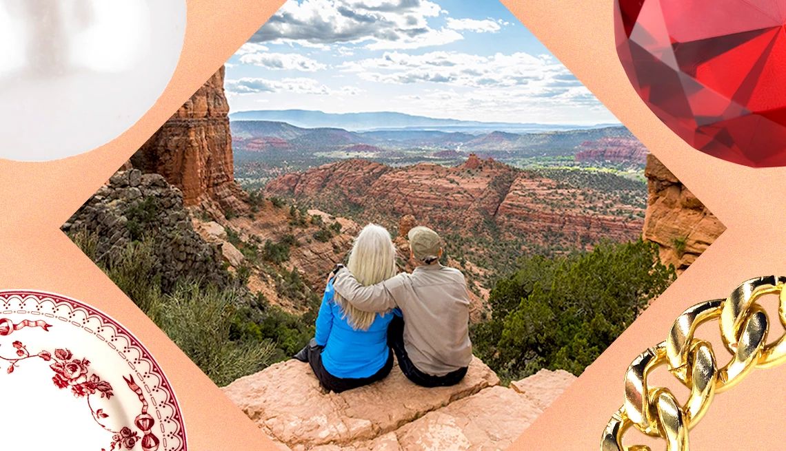 Una pareja abrazándose mientras contemplan un parque nacional