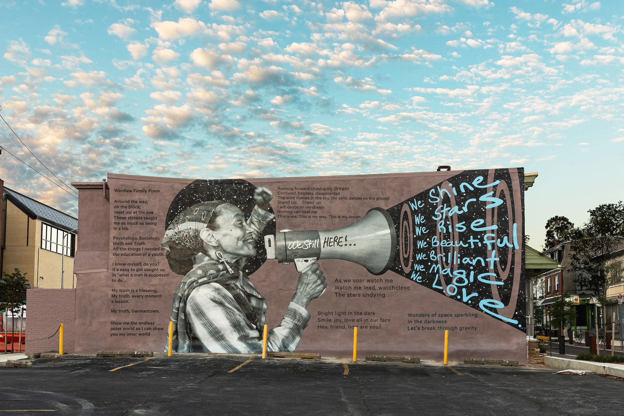 Mural sobre figuras negras, asuntos de justicia social y héroes cívicos.