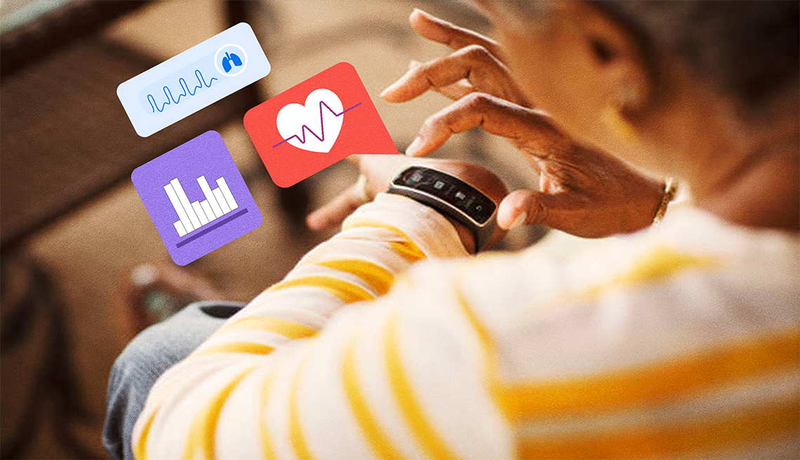 Una mujer usa su reloj inteligente
