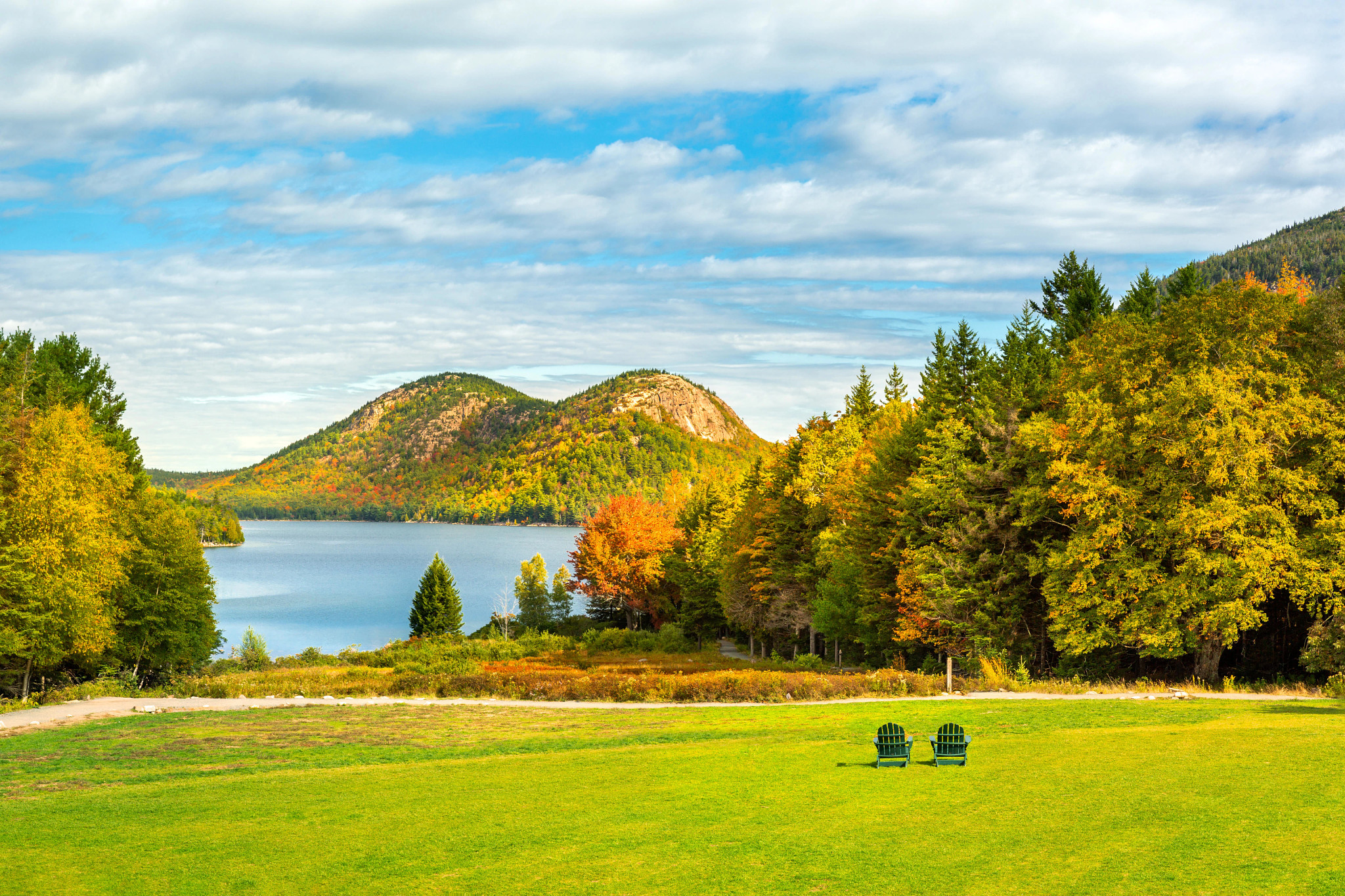 El lago Jordan Pond y las montañas Bubble del Parque Nacional Acadia de Maine