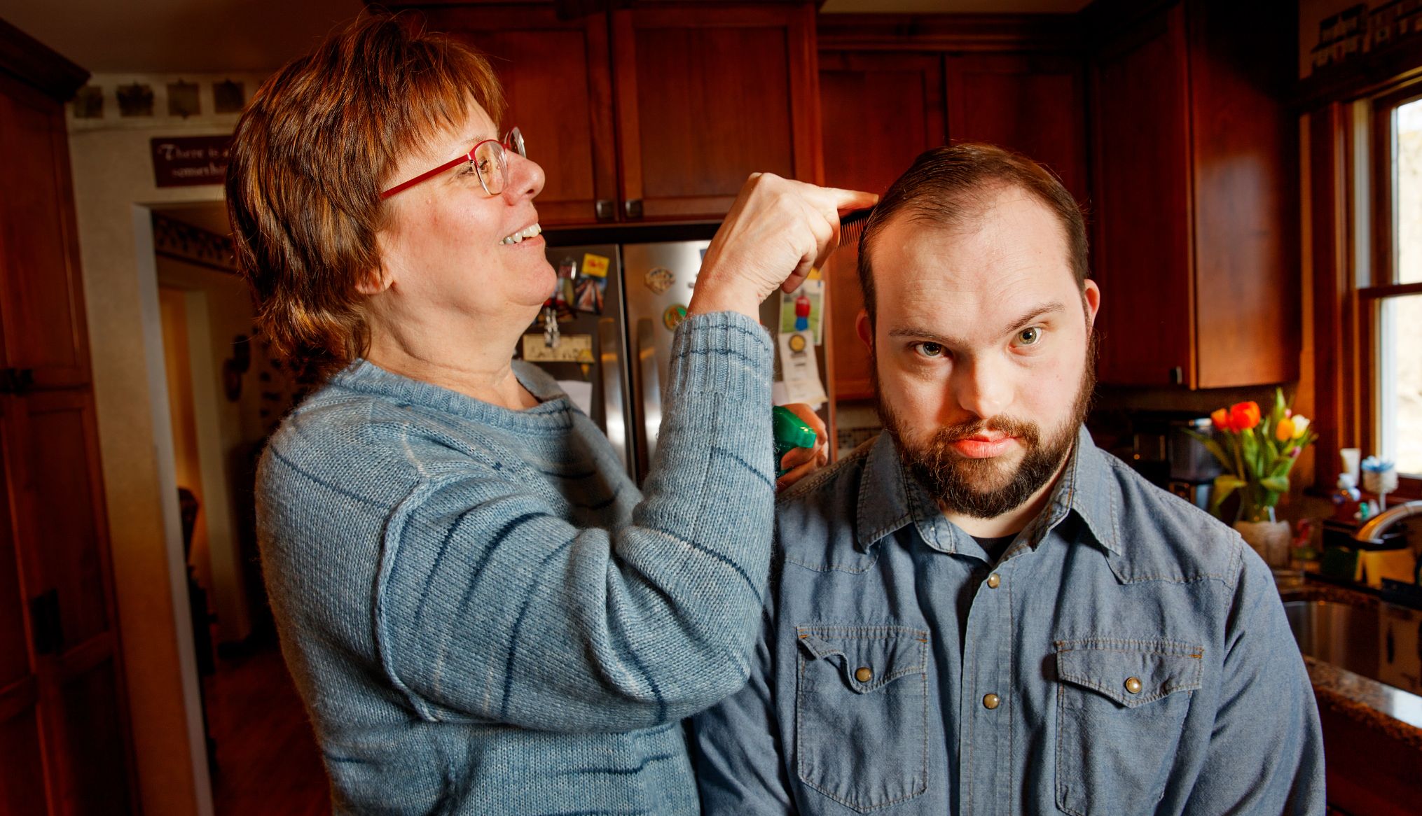 jeanne piorkowski le corta el pelo a su hijo ray en su casa de nueva jersey