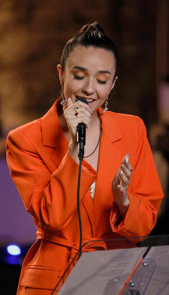 The Voice contestant Maddi Jane singing into a microphone during The Battles Part 2 of Season 25
