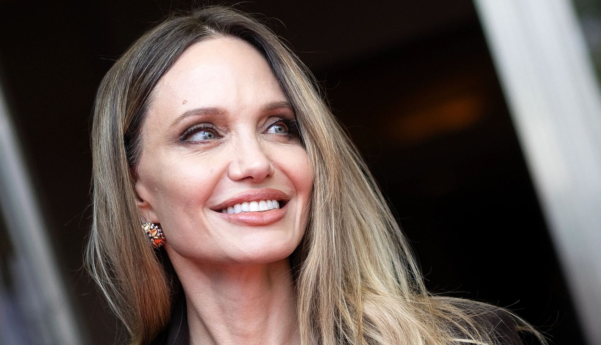 Angelina Jolie Remembers Her Mother’s Cancer Battle angelina jolie smiling during a press event