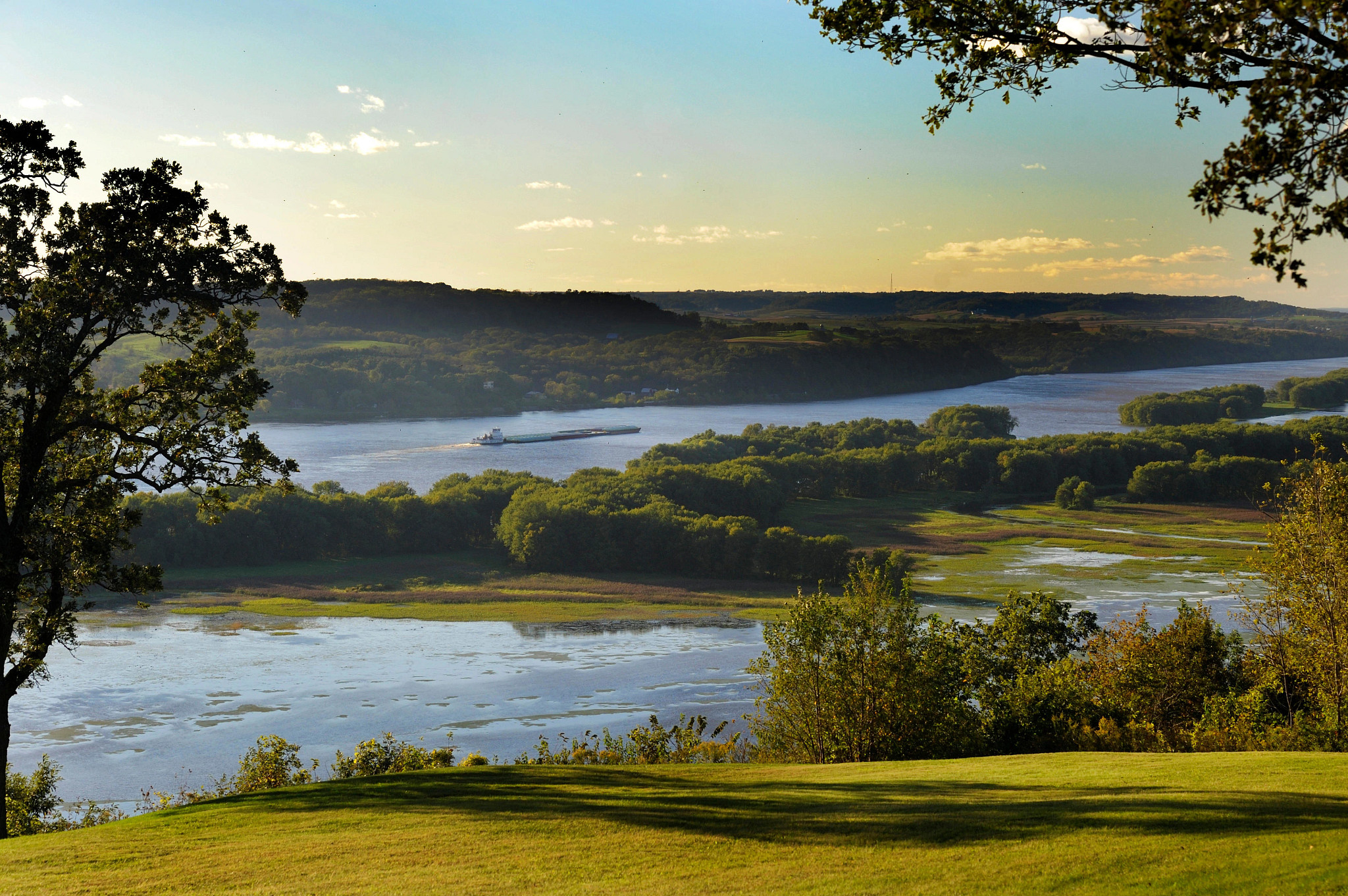 a boat traveling down the mississippi river