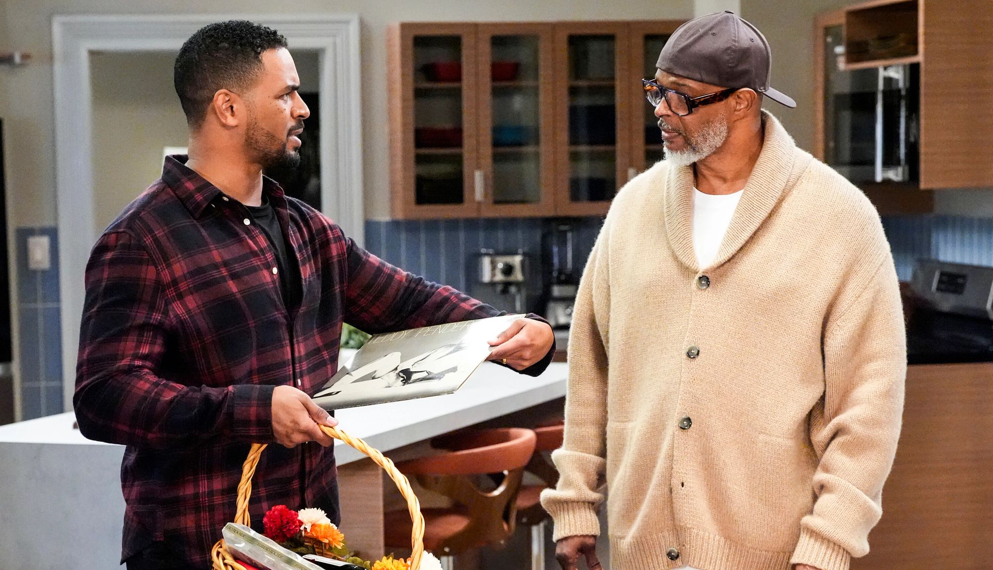 Damon Wayons in a scene from tv show Poppa's House Damon Wayans senior and Damon Wayans junior acting in a television scene