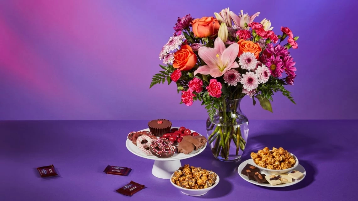 Flowers bouquet, popcorn and sweets Flowers bouquet, popcorn and sweets