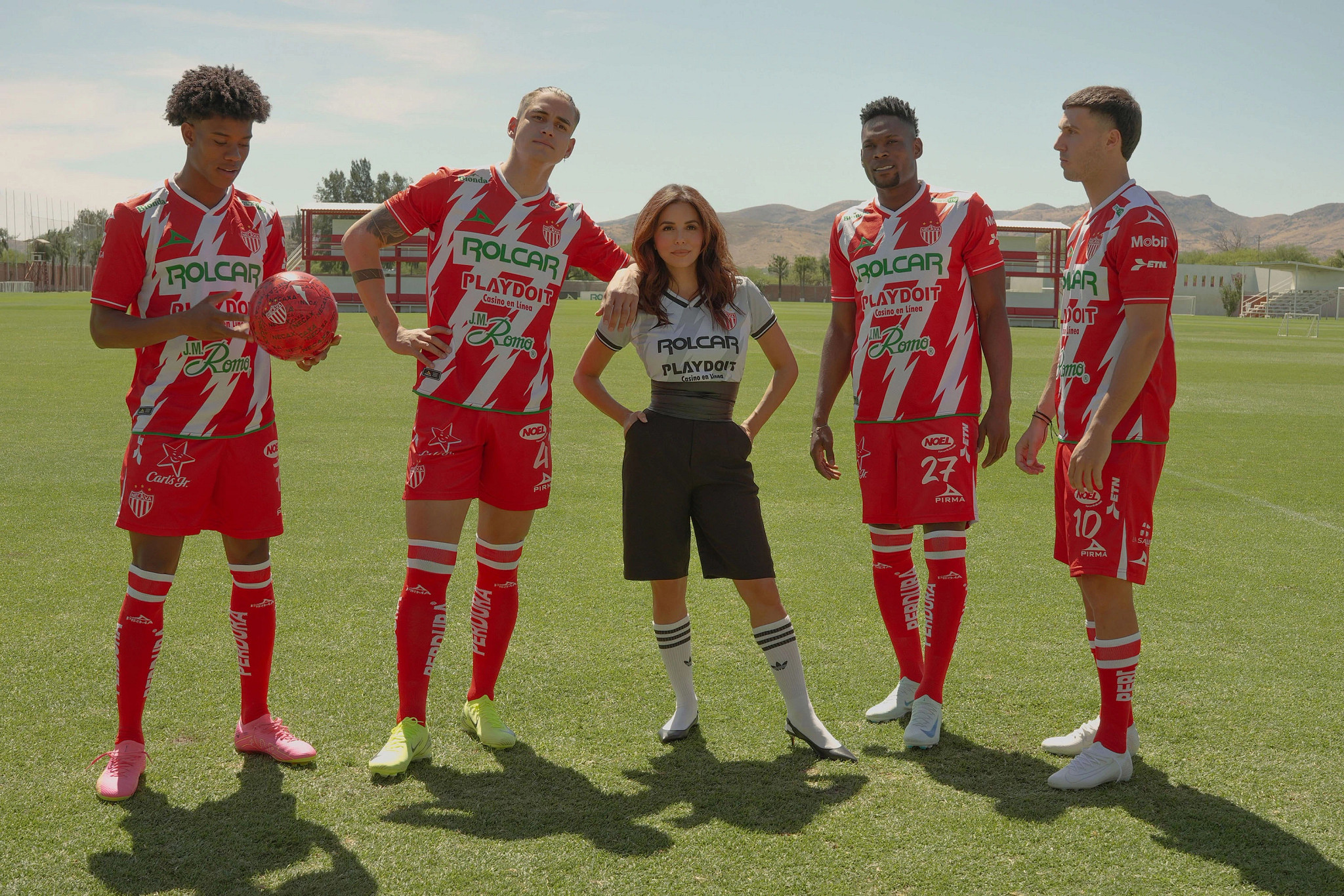 Eva Longoria with players from the Mexican soccer team Club Necaxa