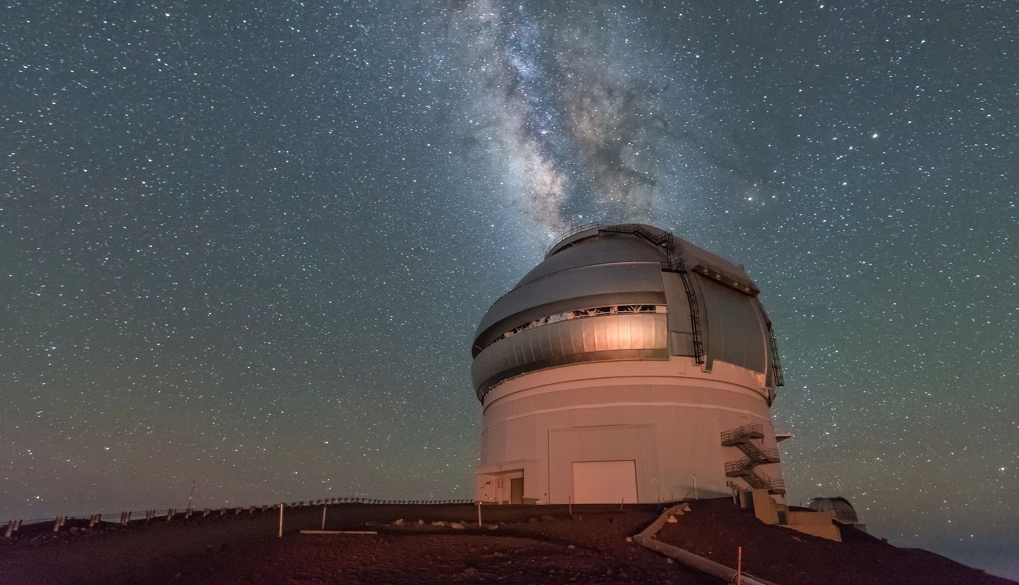Oriented view of night sky Immense telescope, a beacon against the cosmic tapestry of stars.