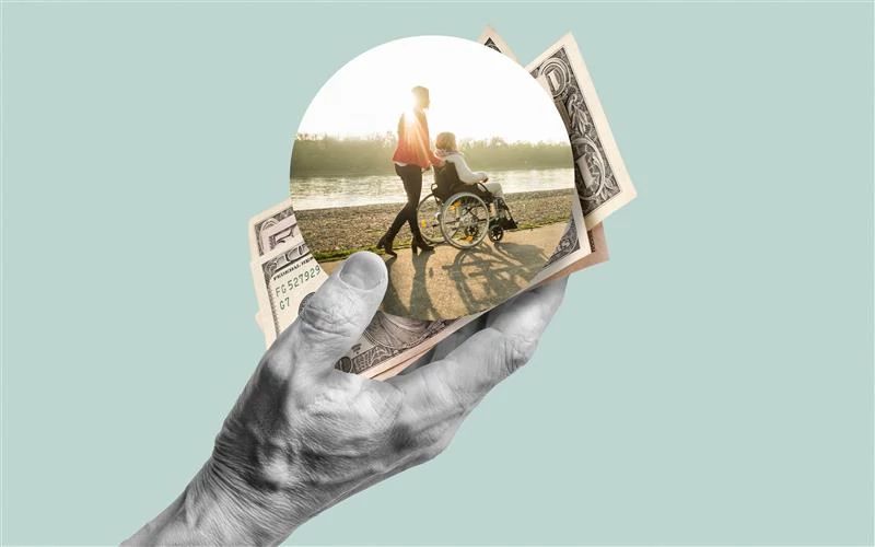 La mano de una persona mayor sostiene unos billetes de dólar y una imagen de una mujer joven empujando a una mujer mayor en silla de ruedas.