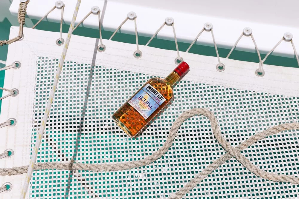 Una botella de Mount Gay a bordo de un catamarán