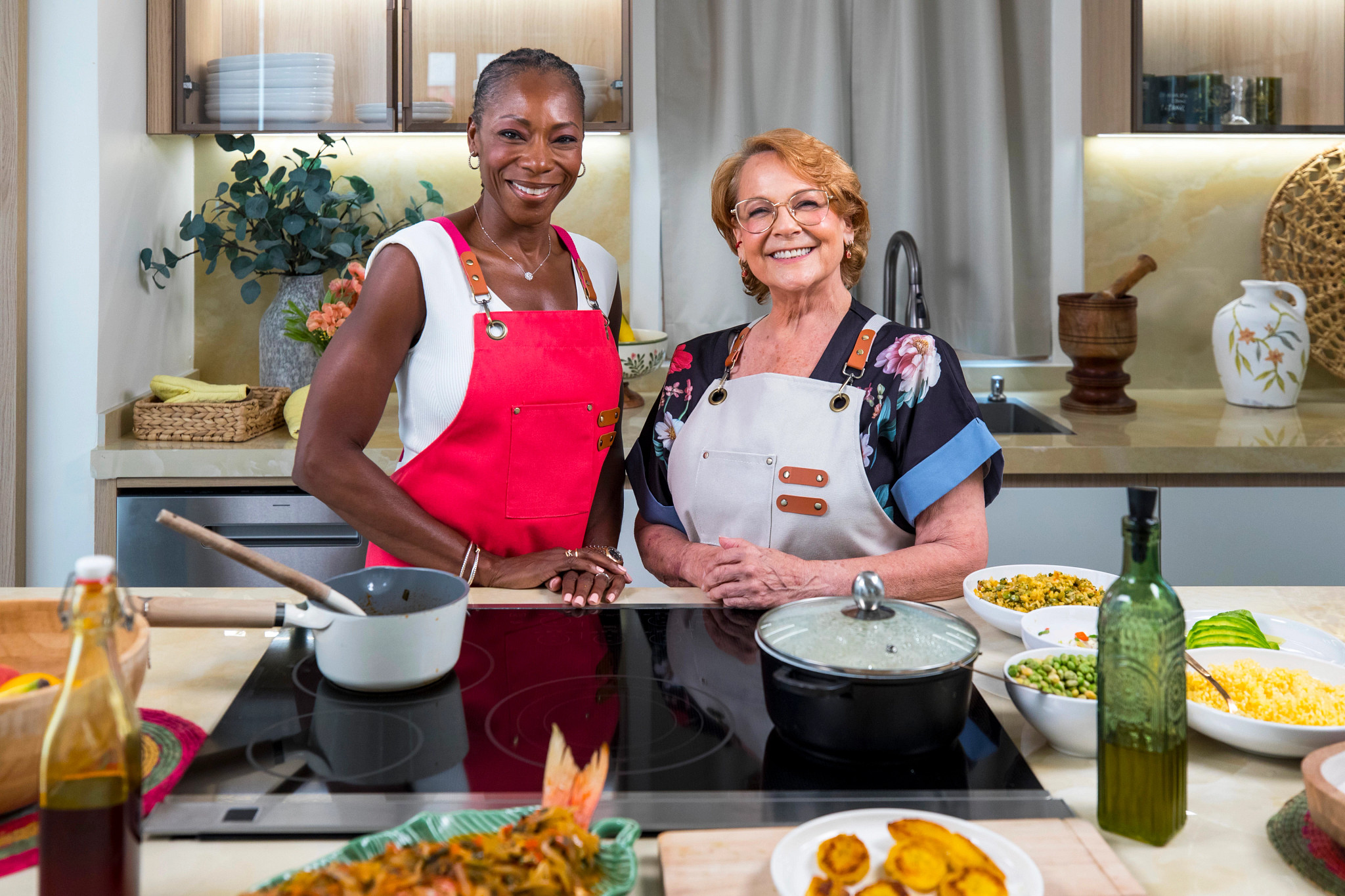 La chef Giovanna Huyke y la directora ejecutiva de AARP, la Dra. Myechia Minter-Jordan, sonríen juntas en una cocina.