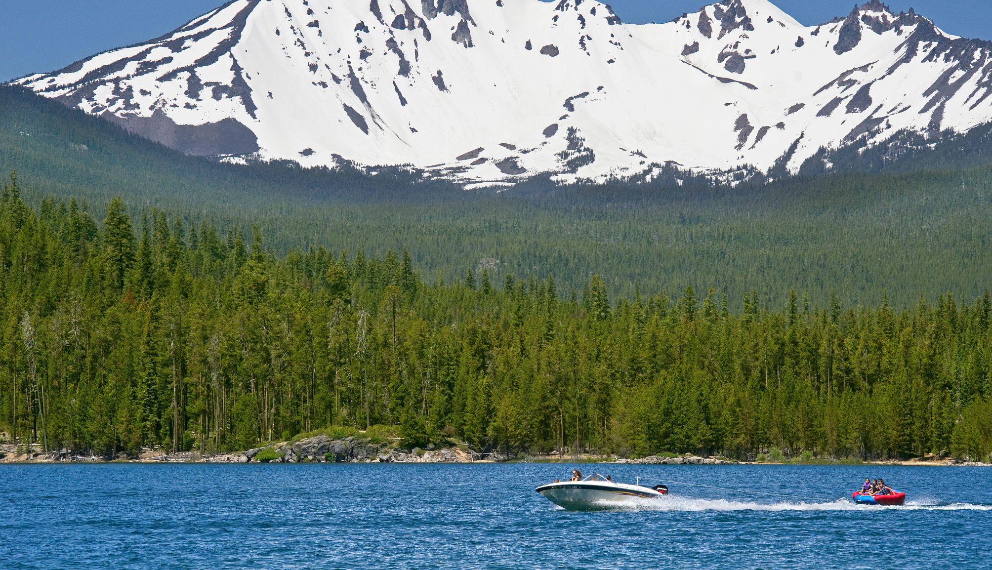 Los campistas pueden alquilar un barco para navegar por el lago Crescent.