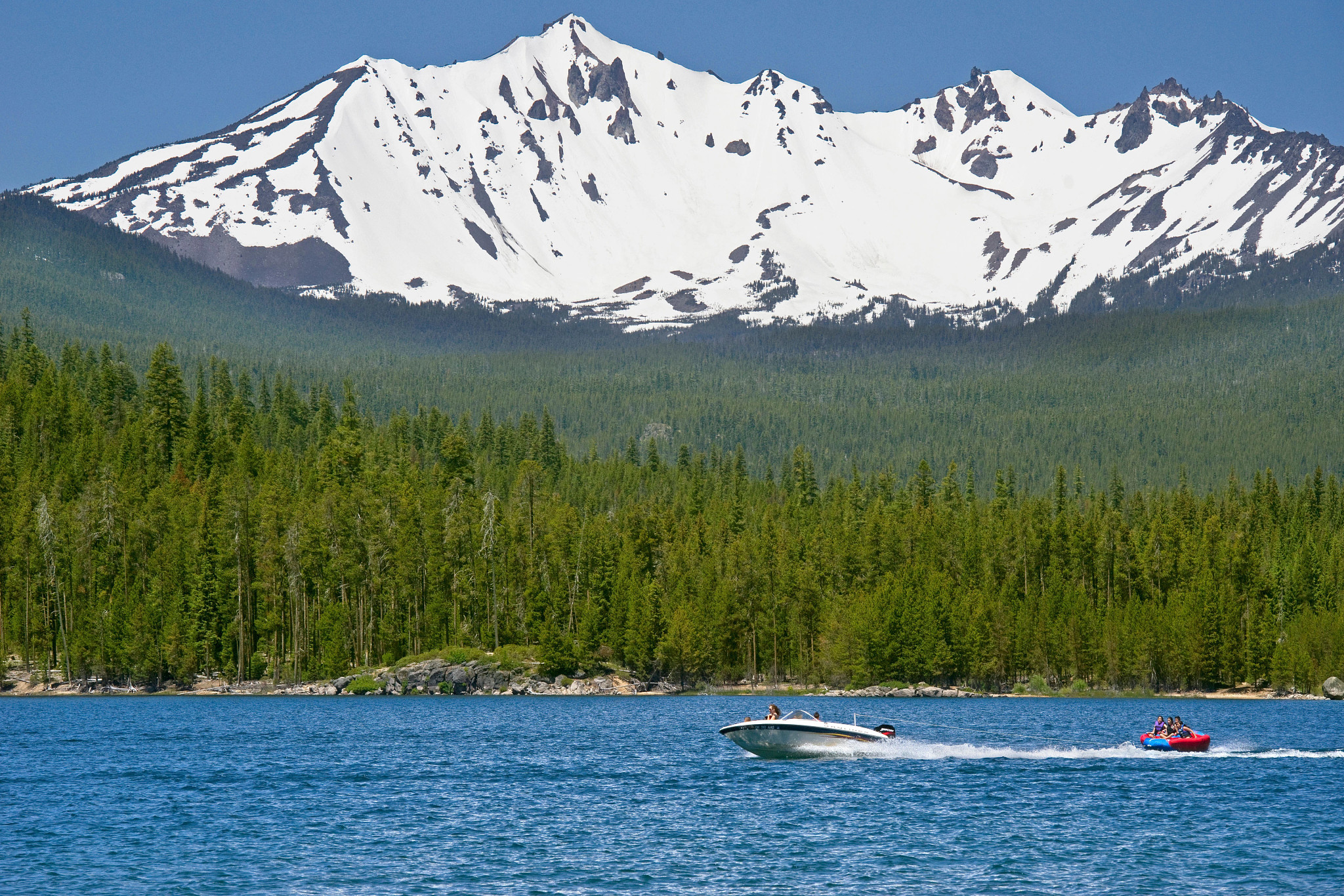 Los campistas pueden alquilar un barco para navegar por el lago Crescent.