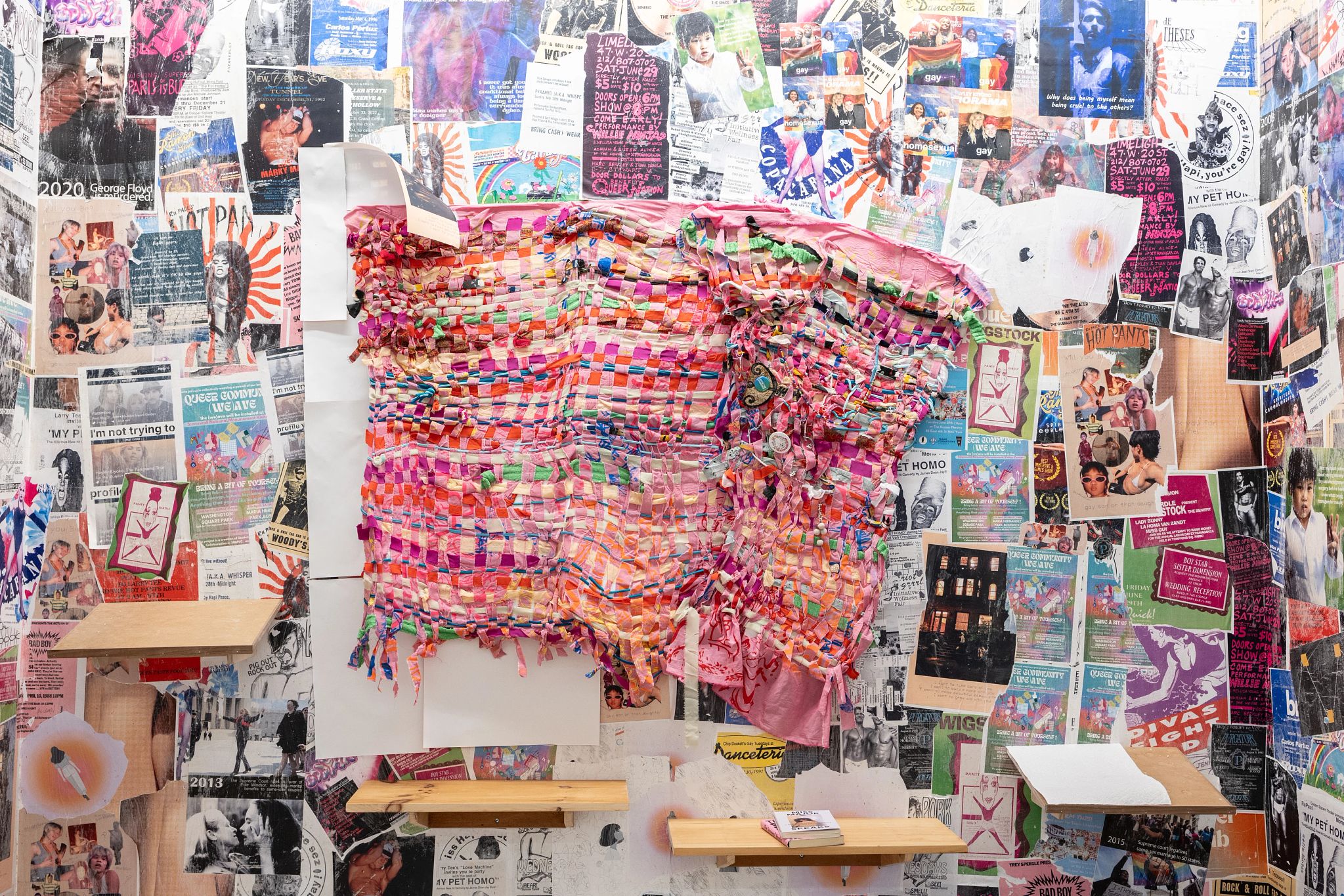 muestra de arte que representa la interconexión de las experiencias personales queer