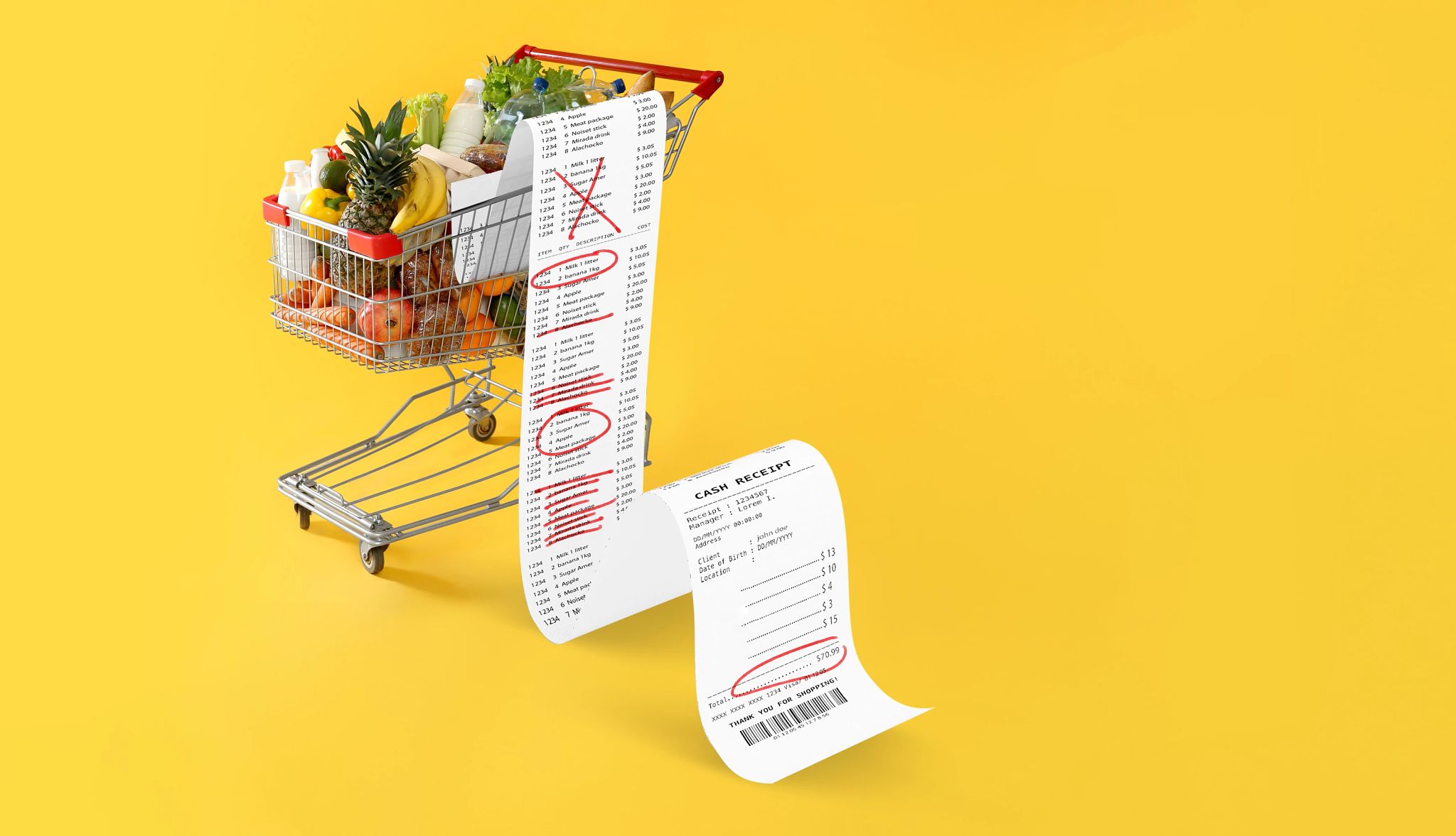 Un recibo largo se despliega de un carrito de compras del supermercado lleno de comestibles.