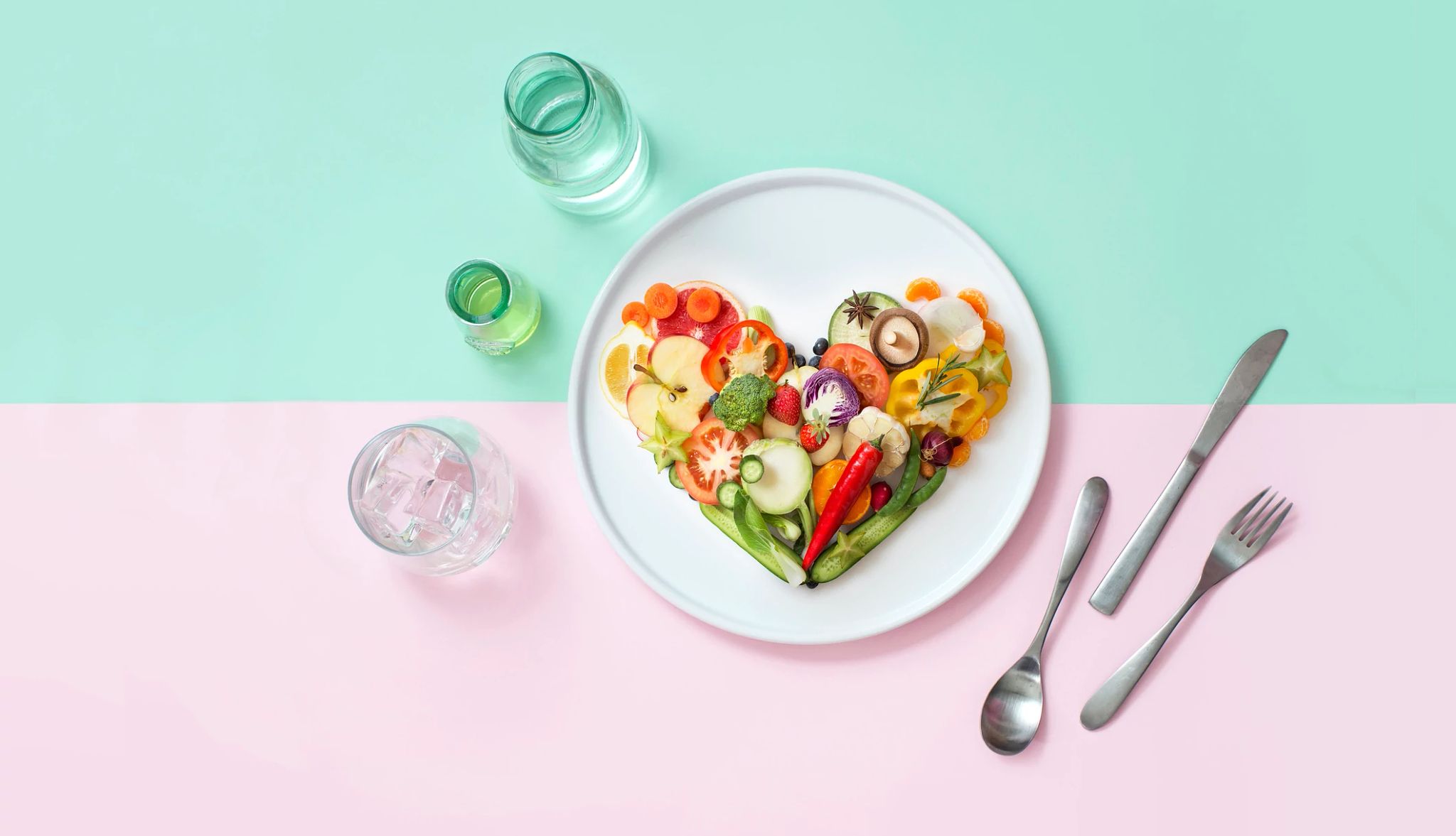Plato con alimentos saludables que forman un corazón