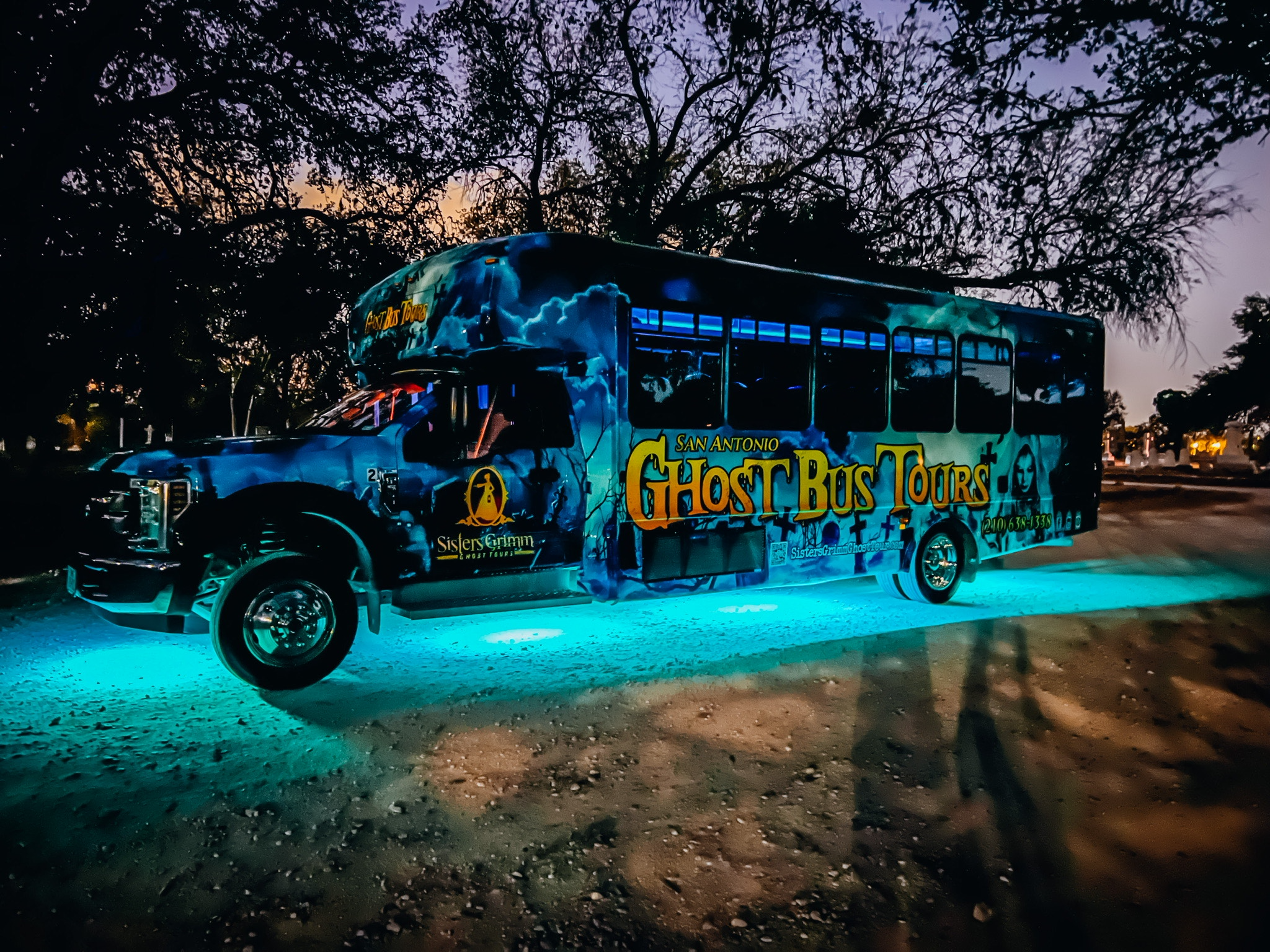 Autobús pintado de Ghost Bus Tour iluminado en azul por la noche