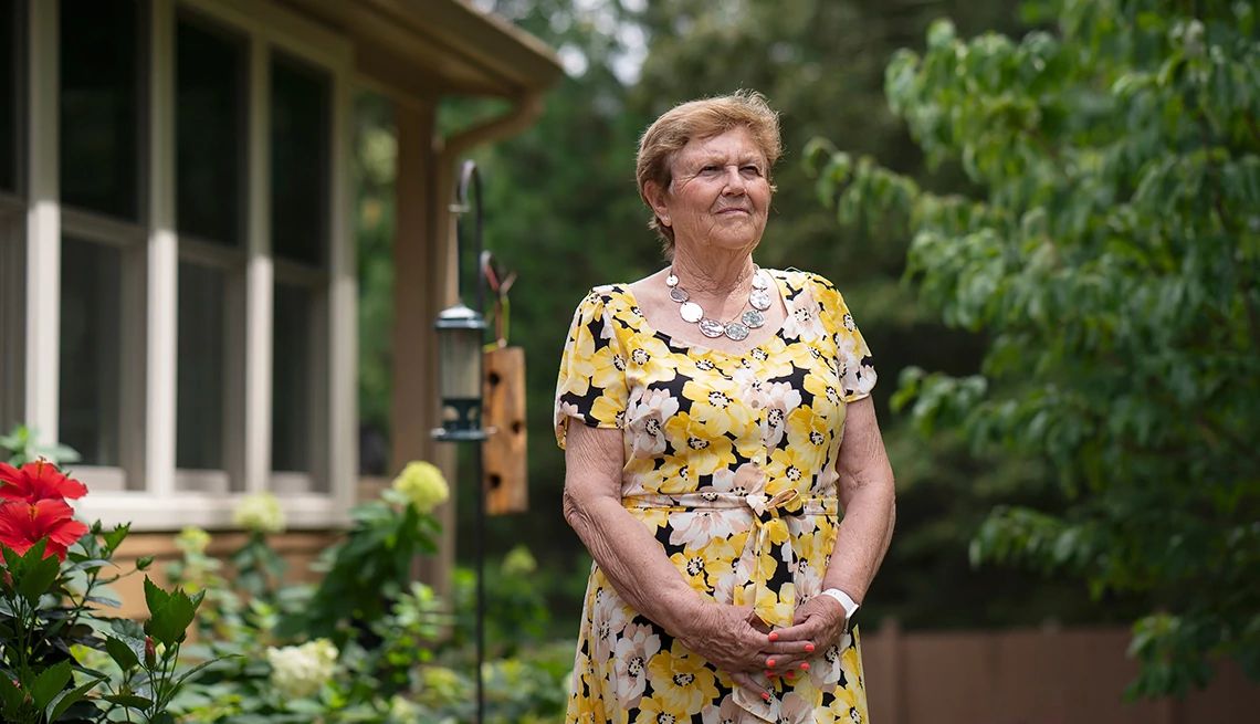 Jane Cocking de pie en el jardín de su casa